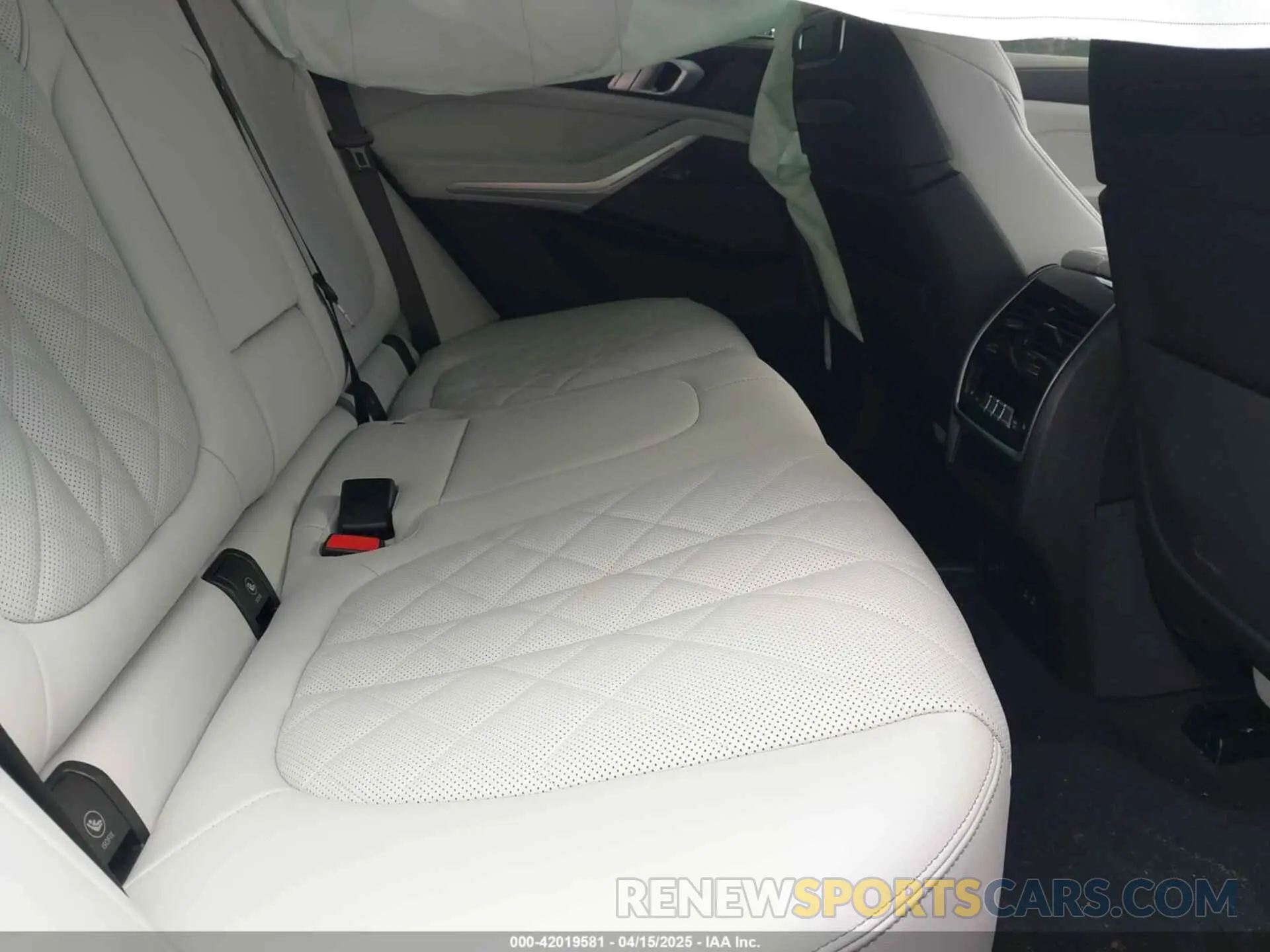 8 Photograph of a damaged car 5UX33EU08S9Z16126 BMW X5 2025