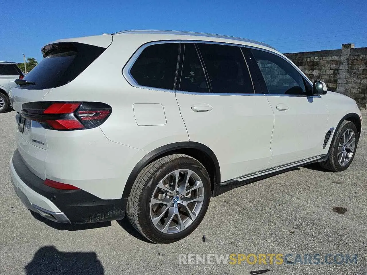 3 Photograph of a damaged car 5UX43EU01S9Y95673 BMW X5 2025