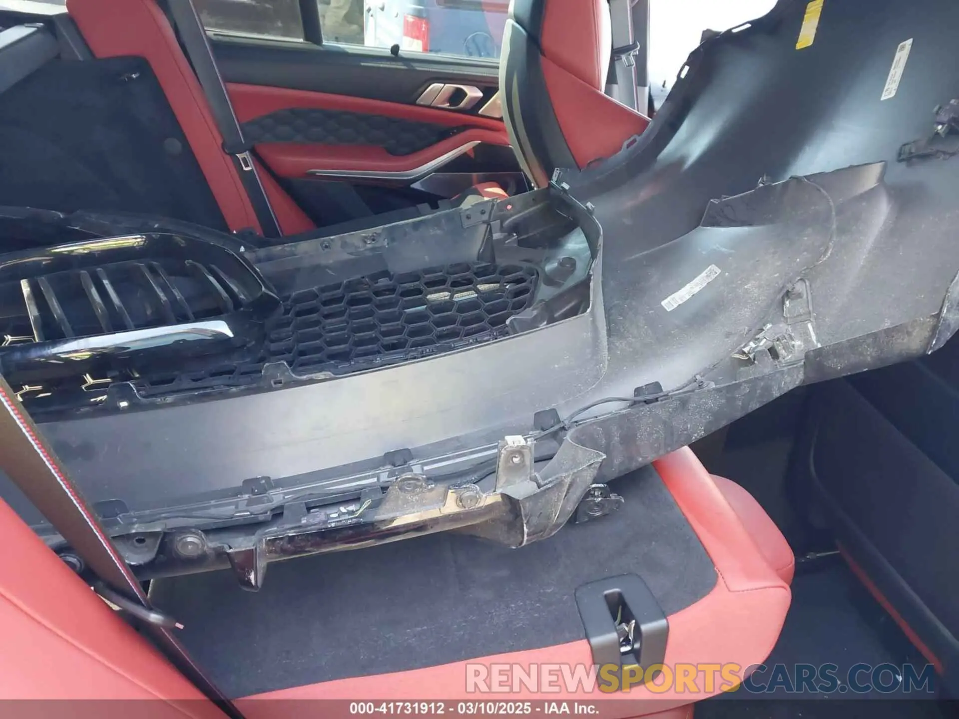 8 Photograph of a damaged car 5YMJU0C00N9J23747 BMW X5 M 2022