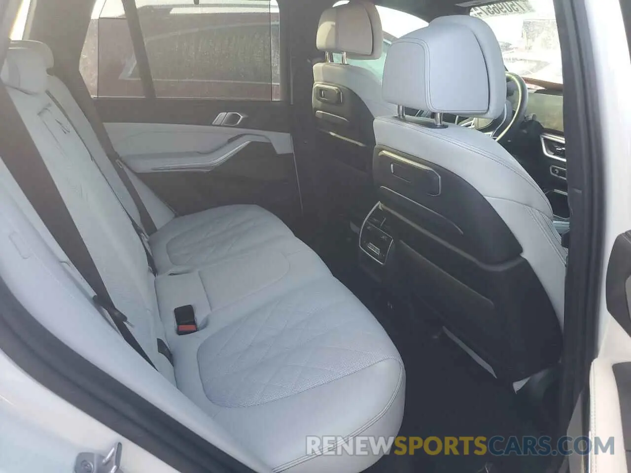 11 Photograph of a damaged car 5UX33EU01R9U55250 BMW X5 M60I 2024