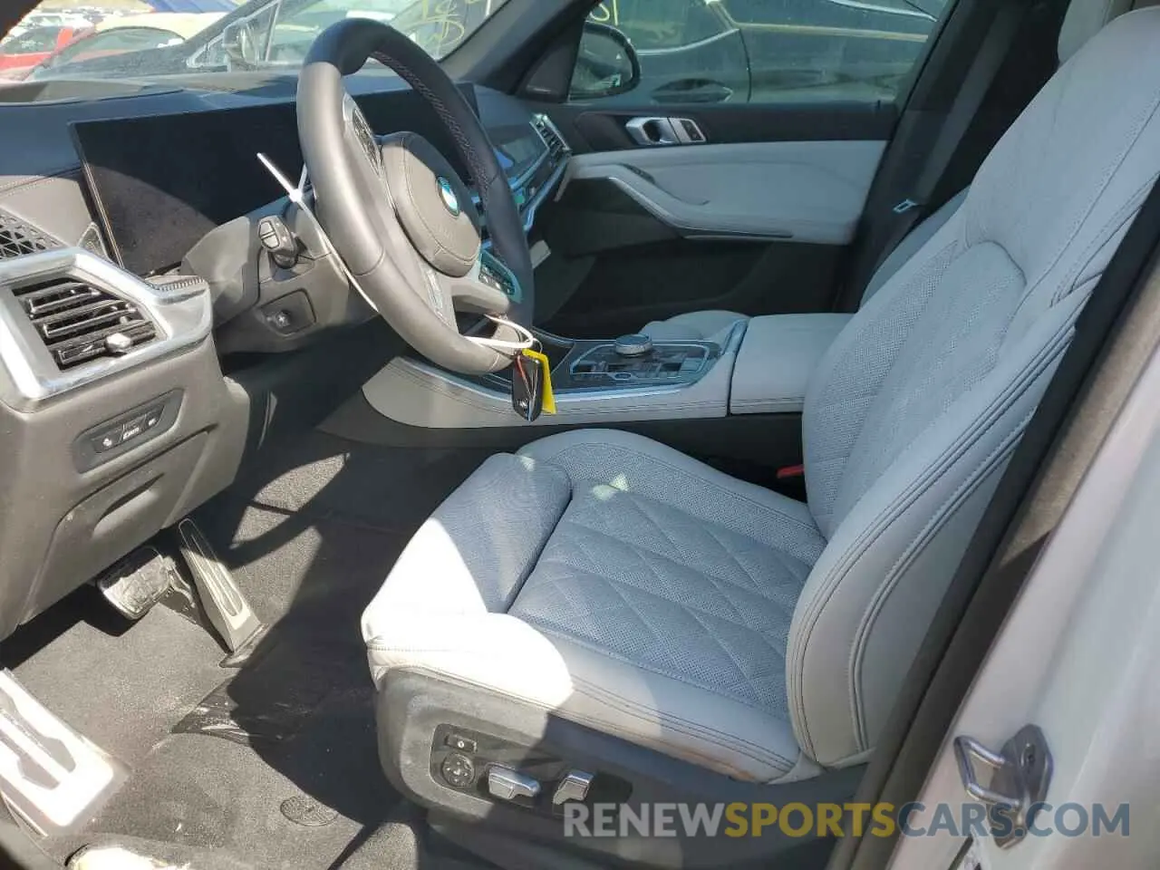 7 Photograph of a damaged car 5UX33EU01R9U55250 BMW X5 M60I 2024