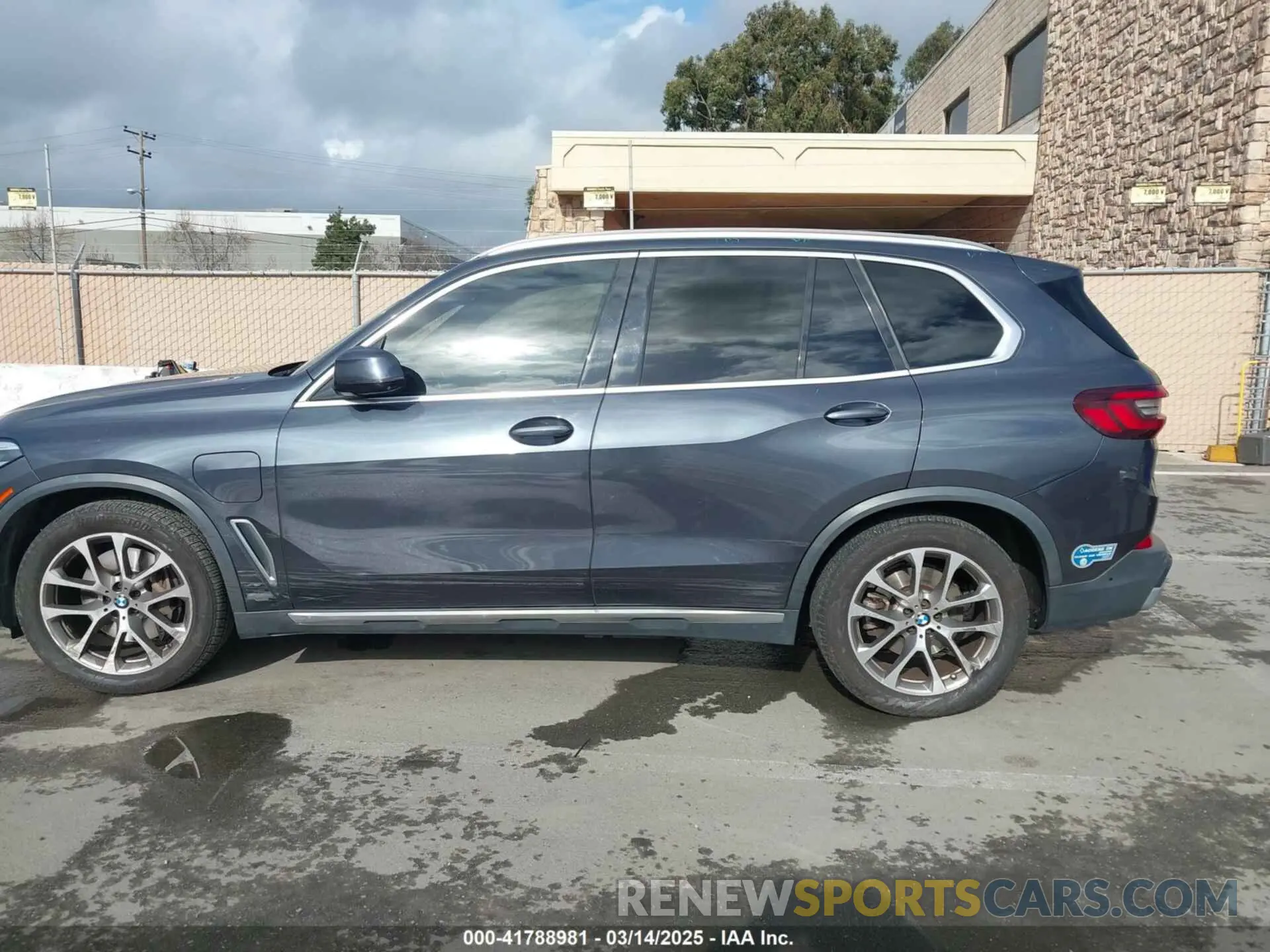14 Photograph of a damaged car 5UXTA6C09M9D26035 BMW X5 PHEV 2021