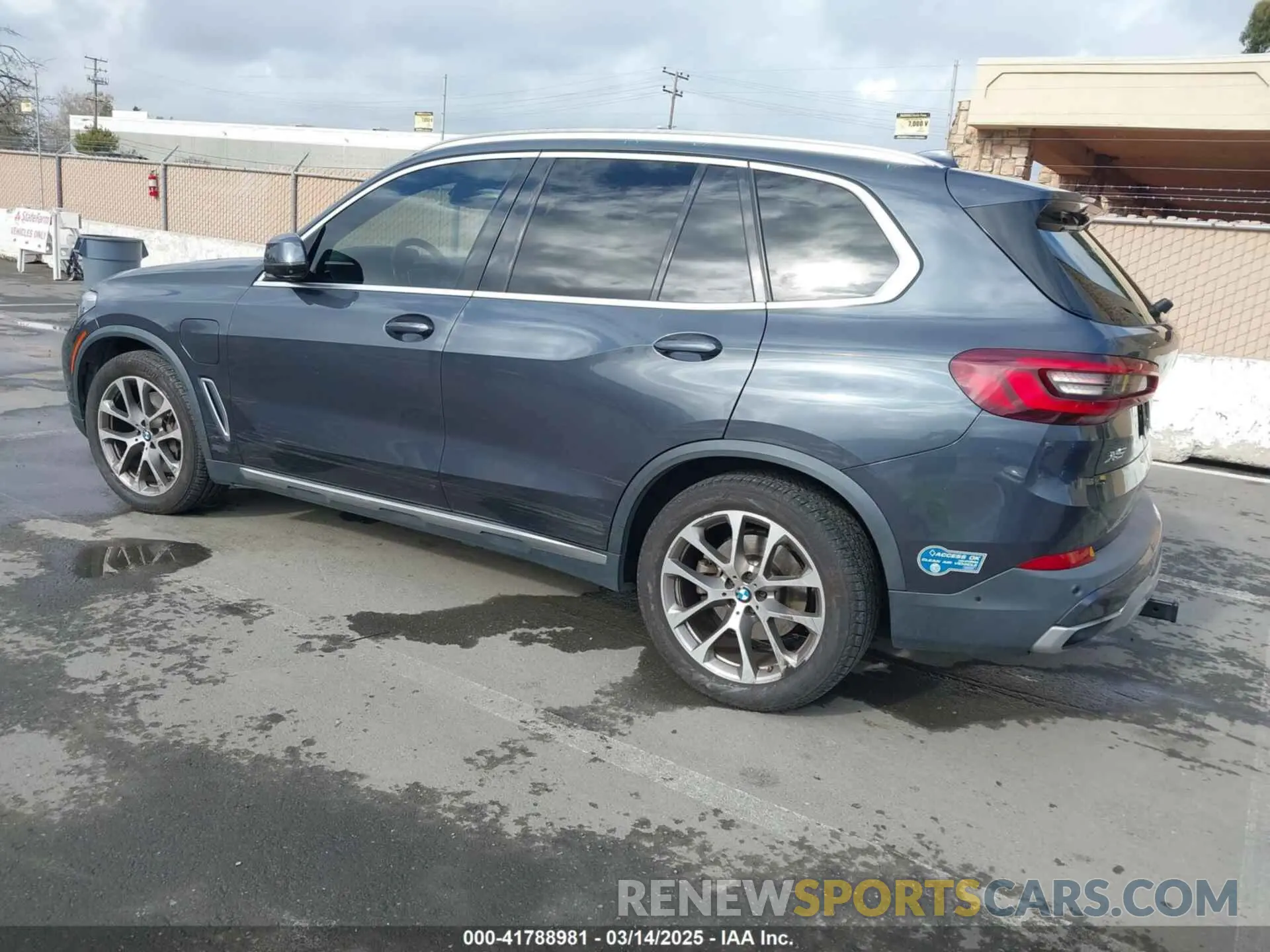 3 Photograph of a damaged car 5UXTA6C09M9D26035 BMW X5 PHEV 2021