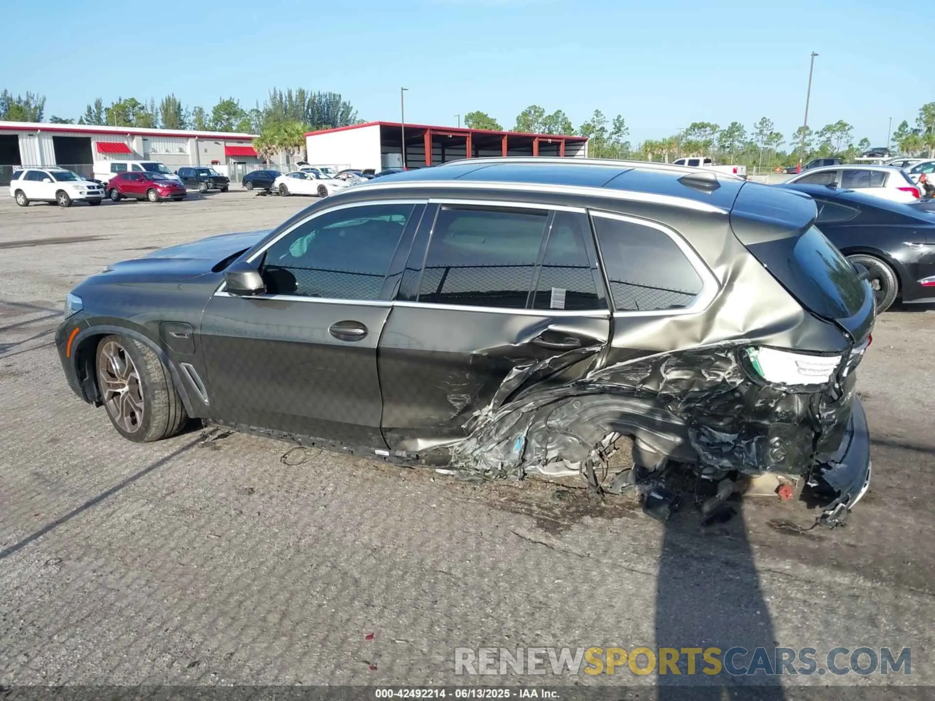 14 Photograph of a damaged car 5UXTA6C01N9M51979 BMW X5 PHEV 2022