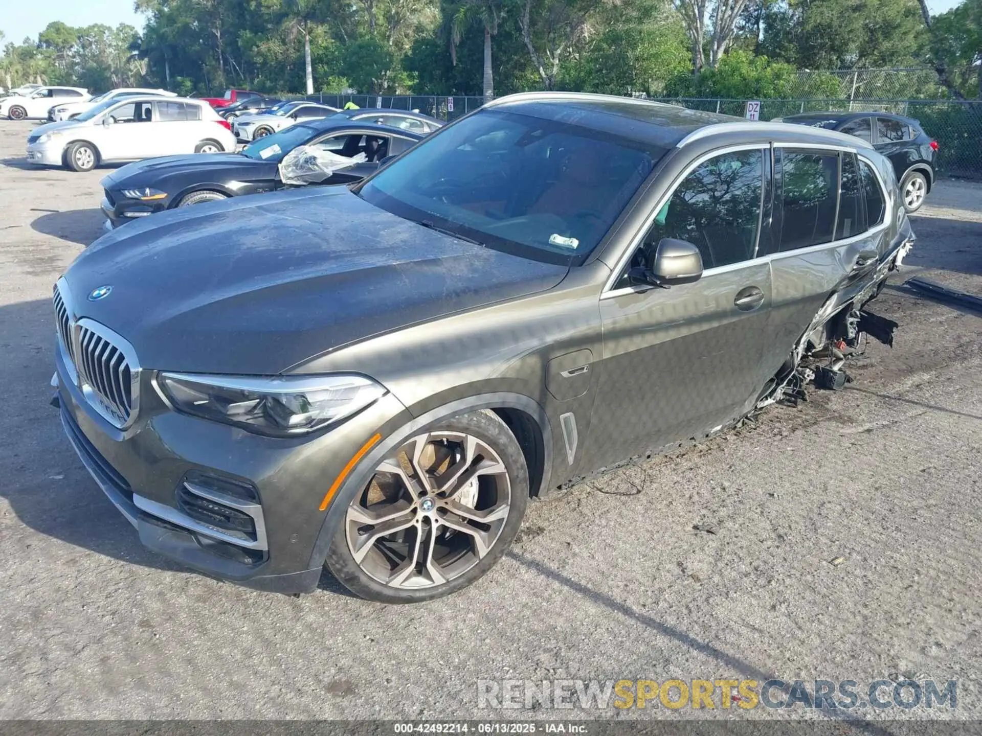 2 Photograph of a damaged car 5UXTA6C01N9M51979 BMW X5 PHEV 2022