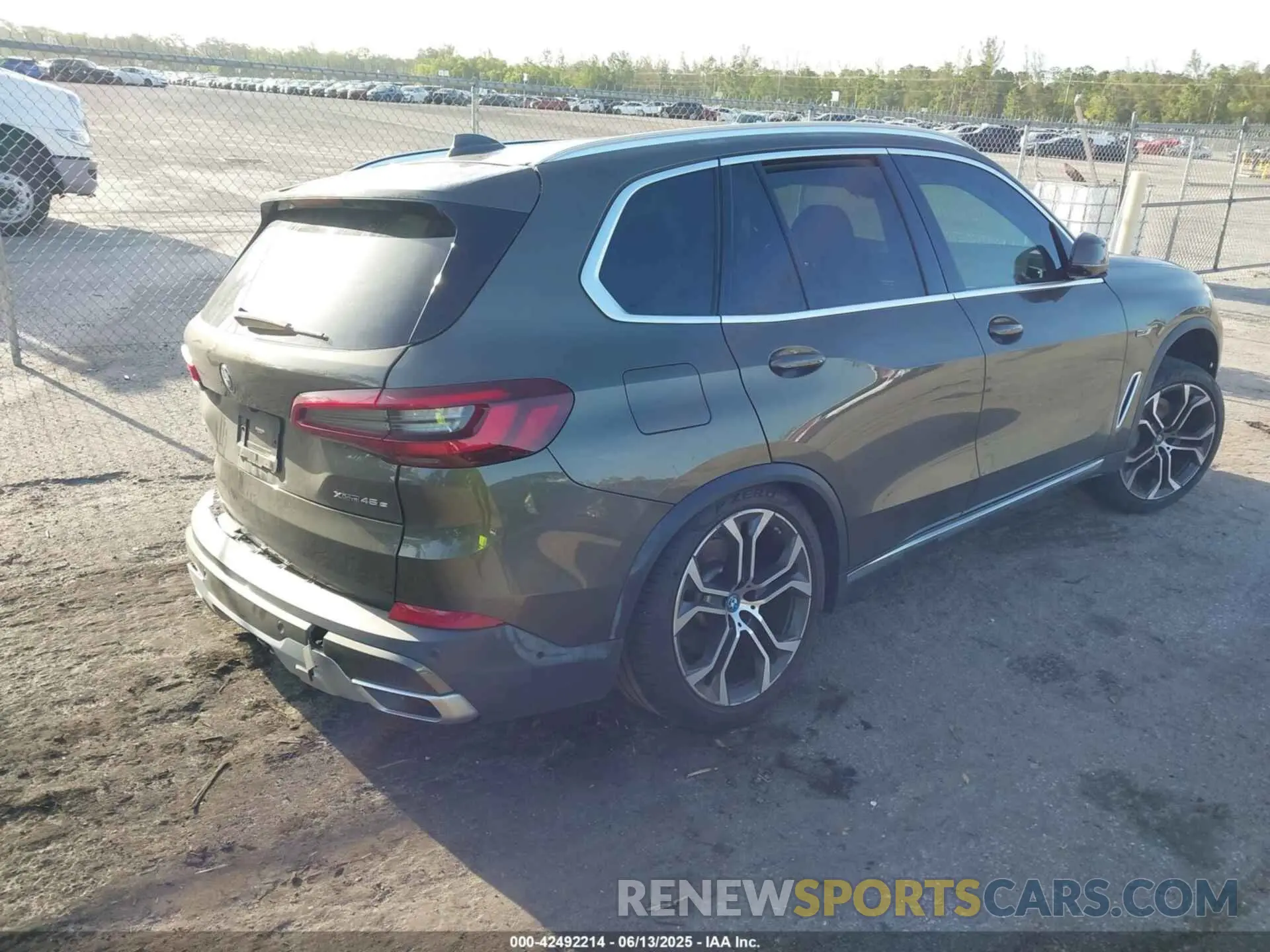 4 Photograph of a damaged car 5UXTA6C01N9M51979 BMW X5 PHEV 2022