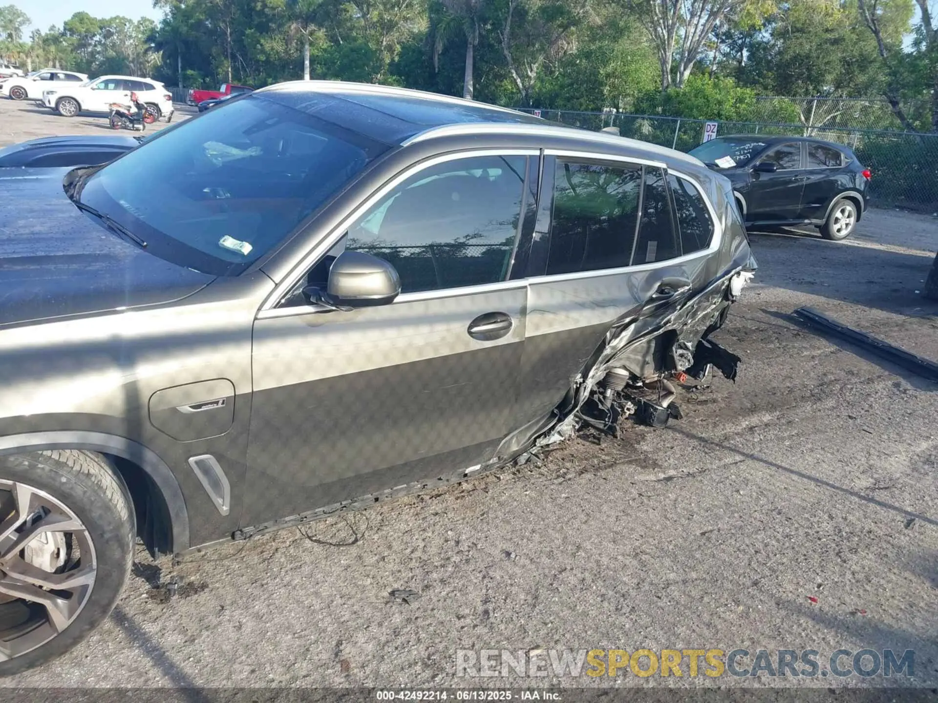 6 Photograph of a damaged car 5UXTA6C01N9M51979 BMW X5 PHEV 2022