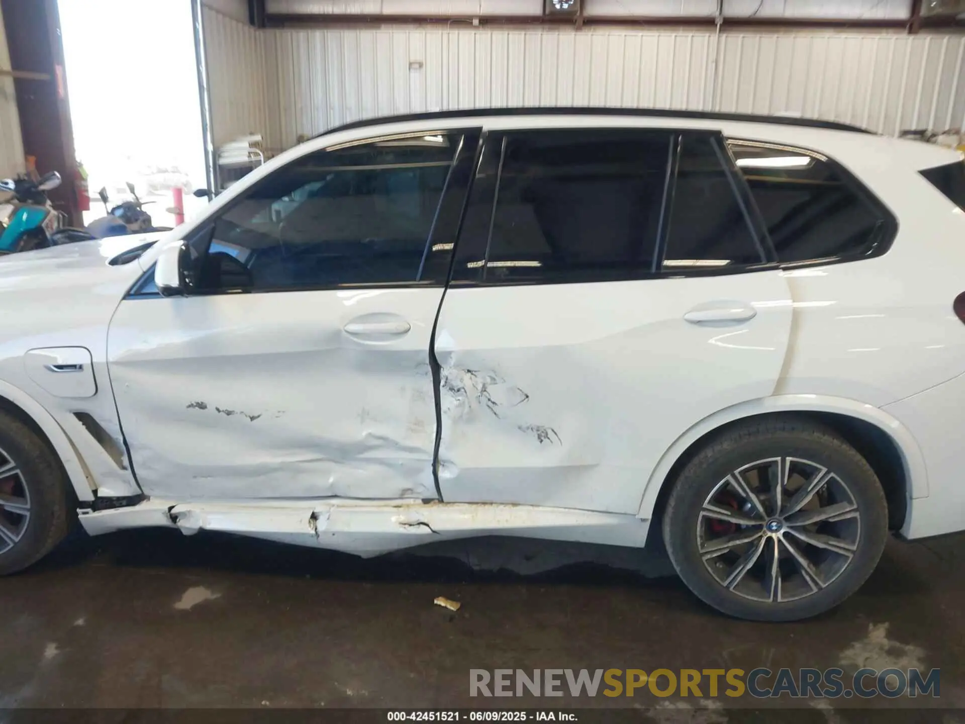 14 Photograph of a damaged car 5UXTA6C06N9M87571 BMW X5 PHEV 2022