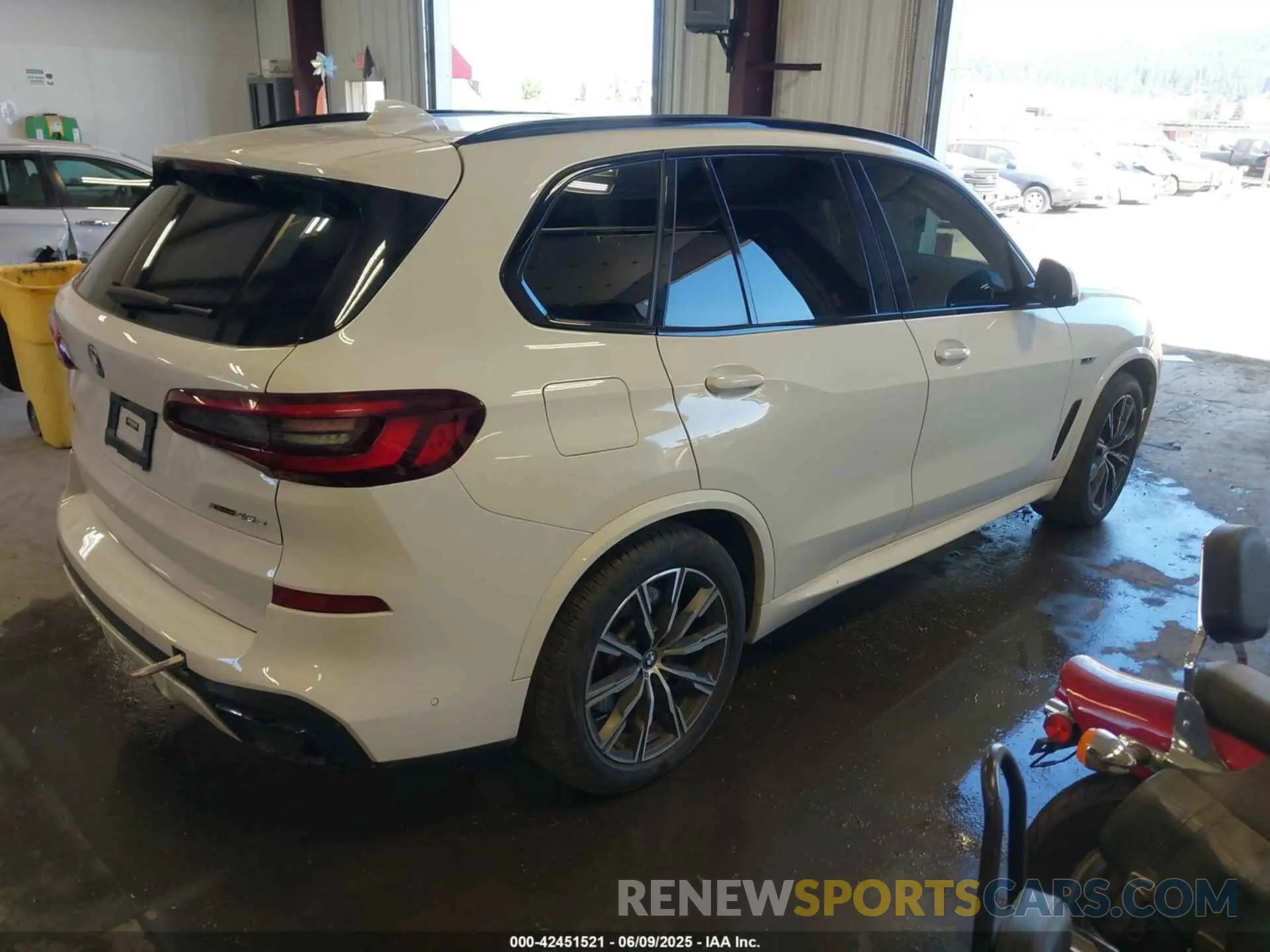 4 Photograph of a damaged car 5UXTA6C06N9M87571 BMW X5 PHEV 2022