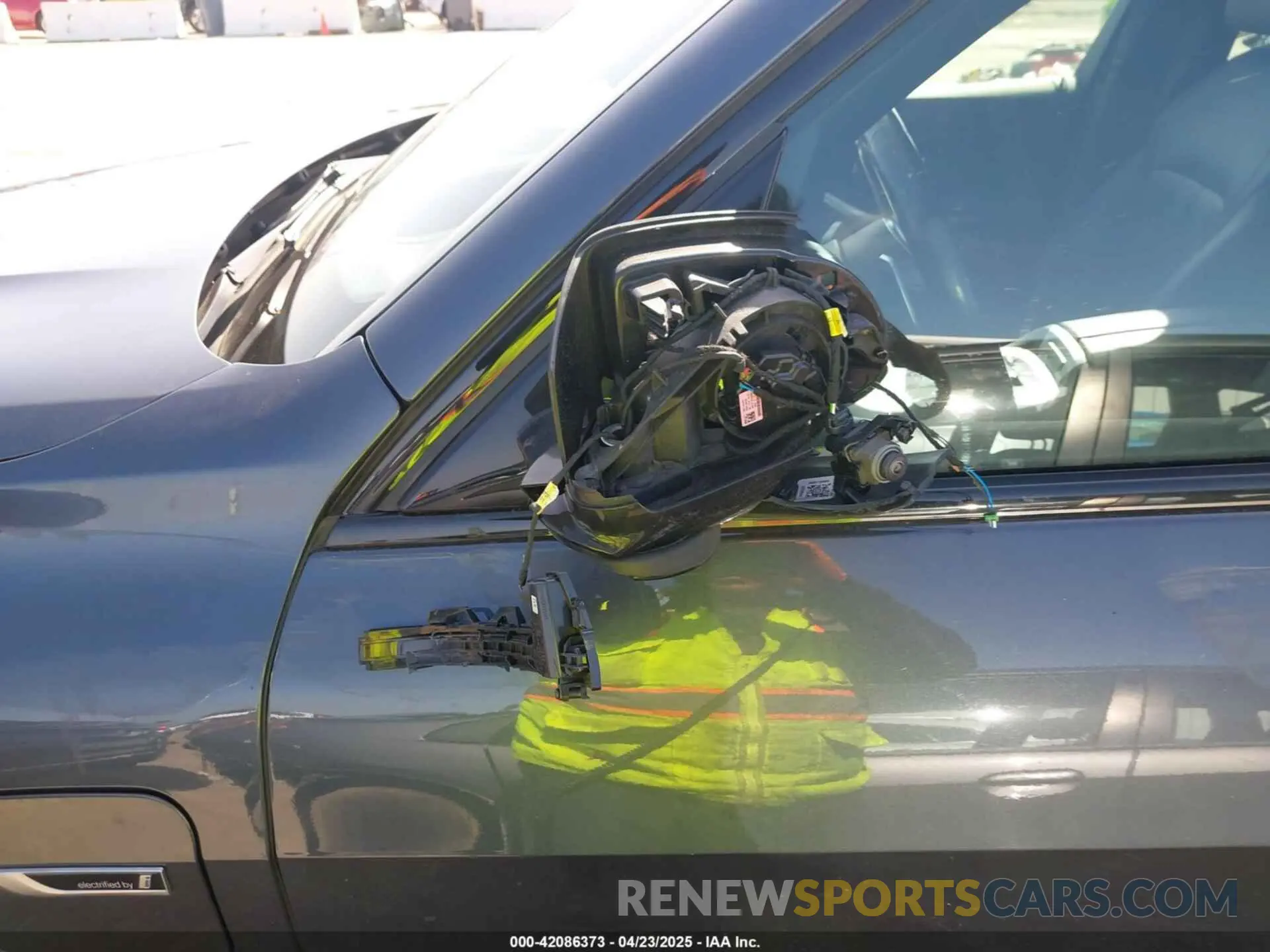 17 Photograph of a damaged car 5UXTA6C07N9J29881 BMW X5 PHEV 2022