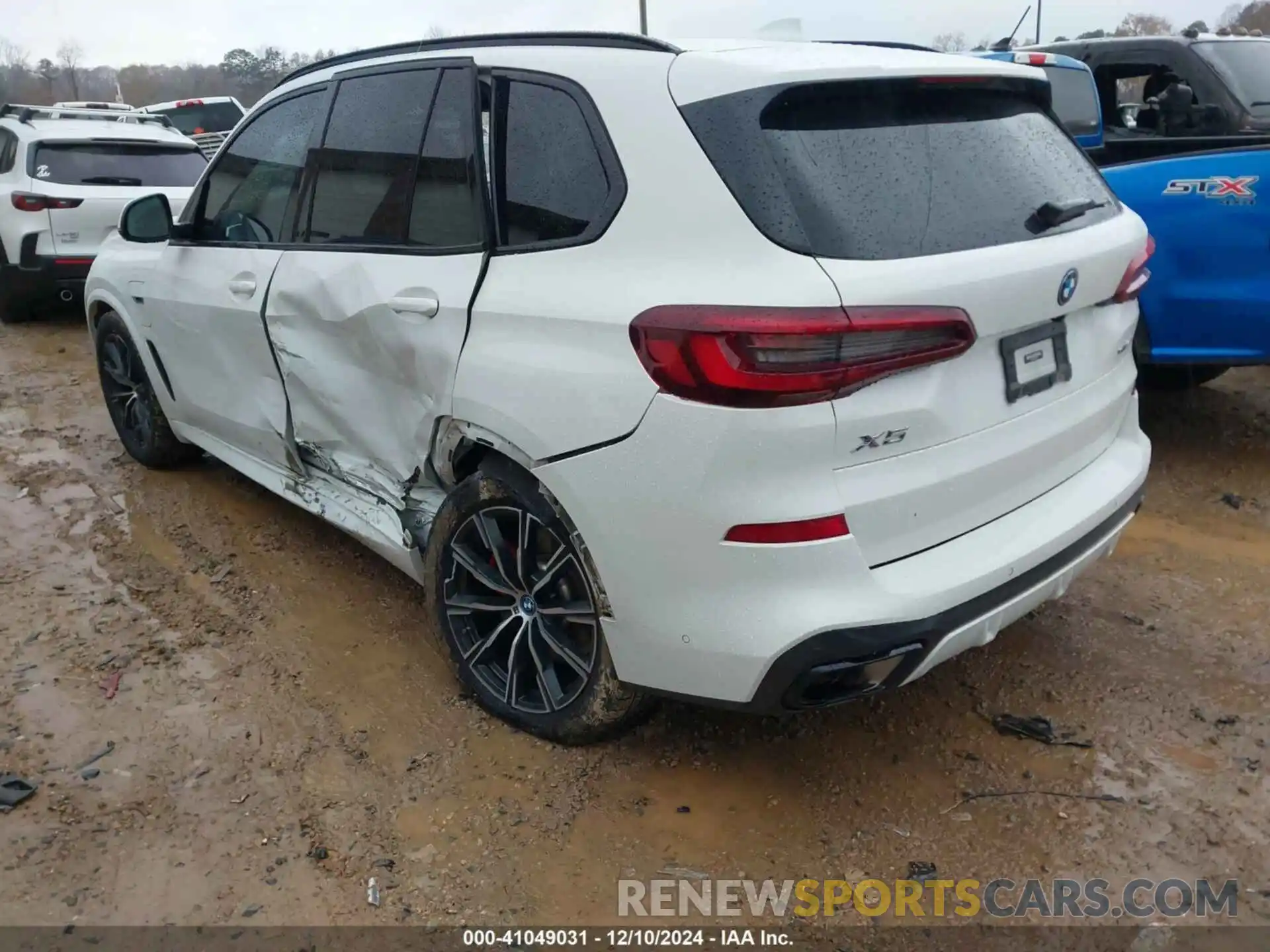 3 Photograph of a damaged car 5UXTA6C01P9S04433 BMW X5 PHEV 2023