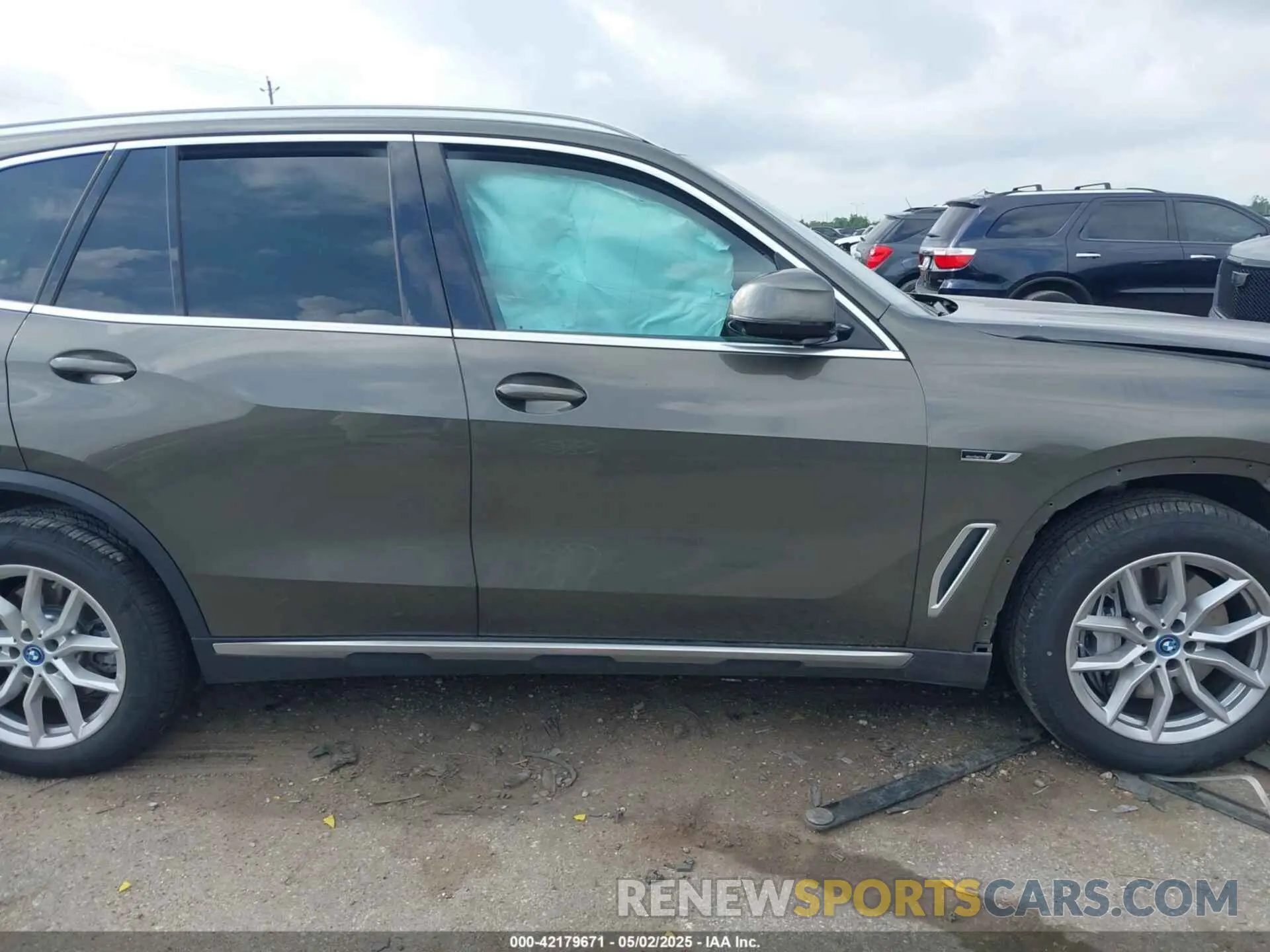 13 Photograph of a damaged car 5UXTA6C05P9P35652 BMW X5 PHEV 2023