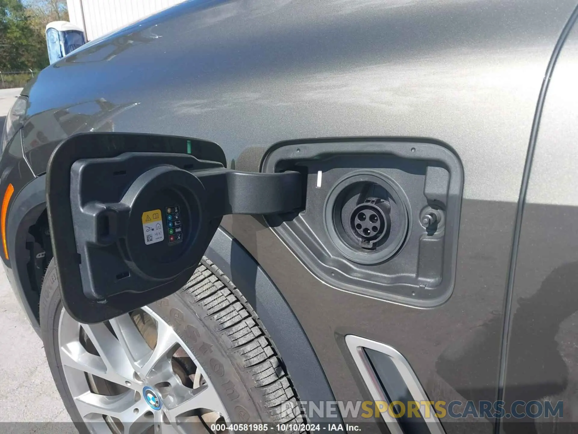 17 Photograph of a damaged car 5UXTA6C07P9P07464 BMW X5 PHEV 2023