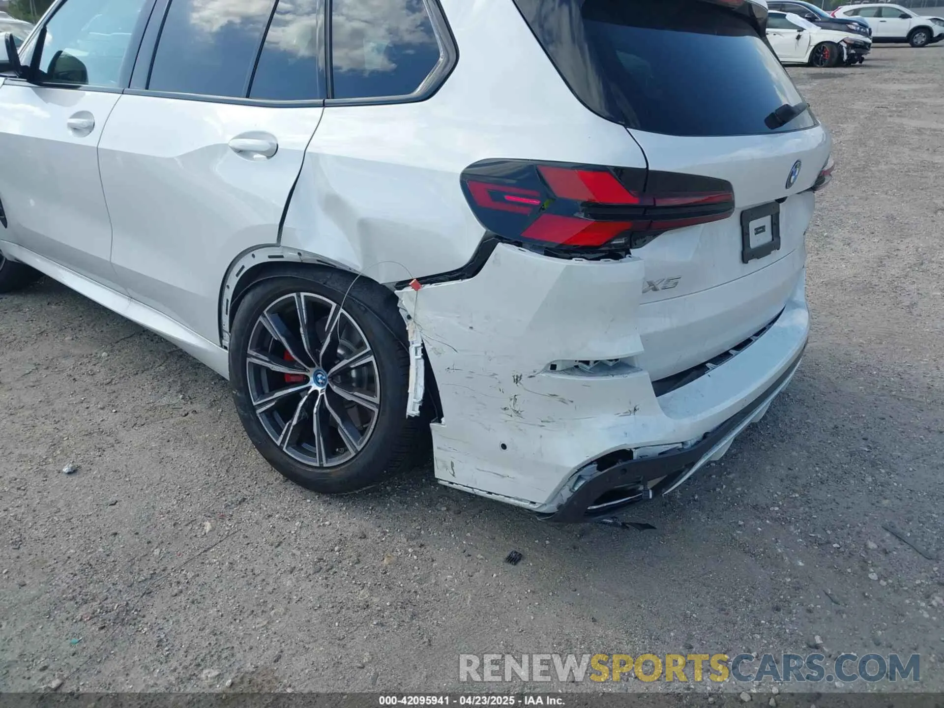 18 Photograph of a damaged car 5UX43EU05S9W99591 BMW X5 PHEV 2025