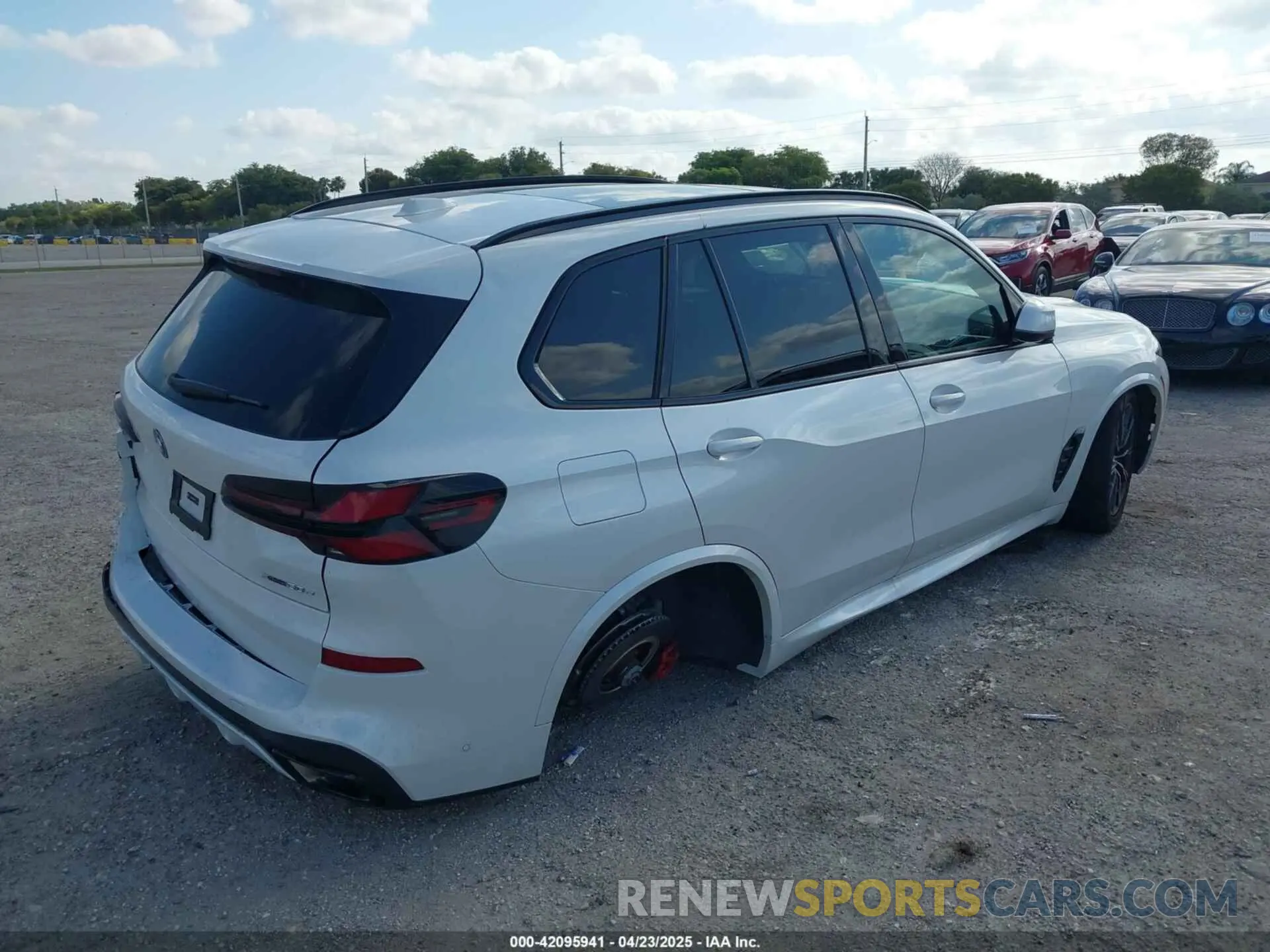4 Photograph of a damaged car 5UX43EU05S9W99591 BMW X5 PHEV 2025