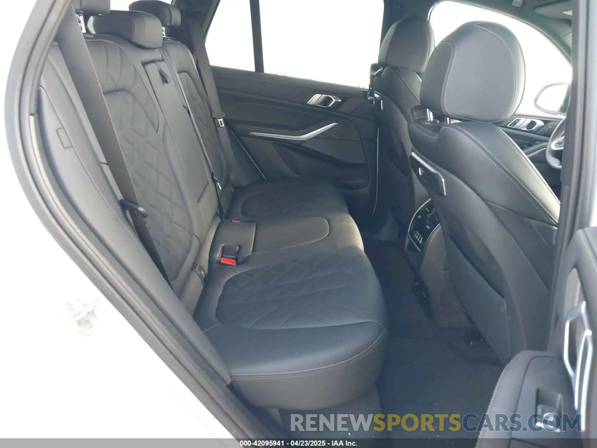 8 Photograph of a damaged car 5UX43EU05S9W99591 BMW X5 PHEV 2025