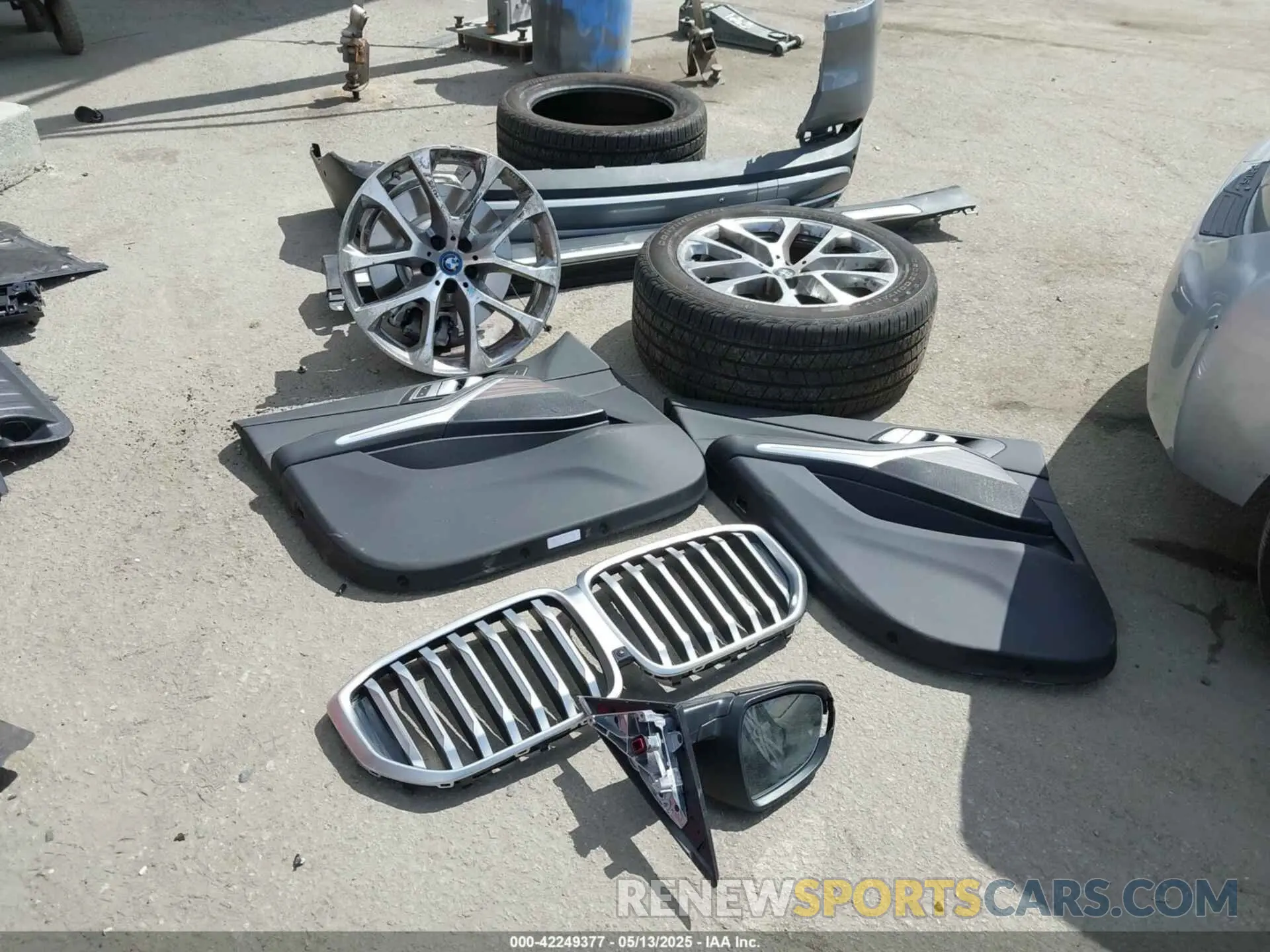 12 Photograph of a damaged car 5UX43EU05S9X93776 BMW X5 PHEV 2025