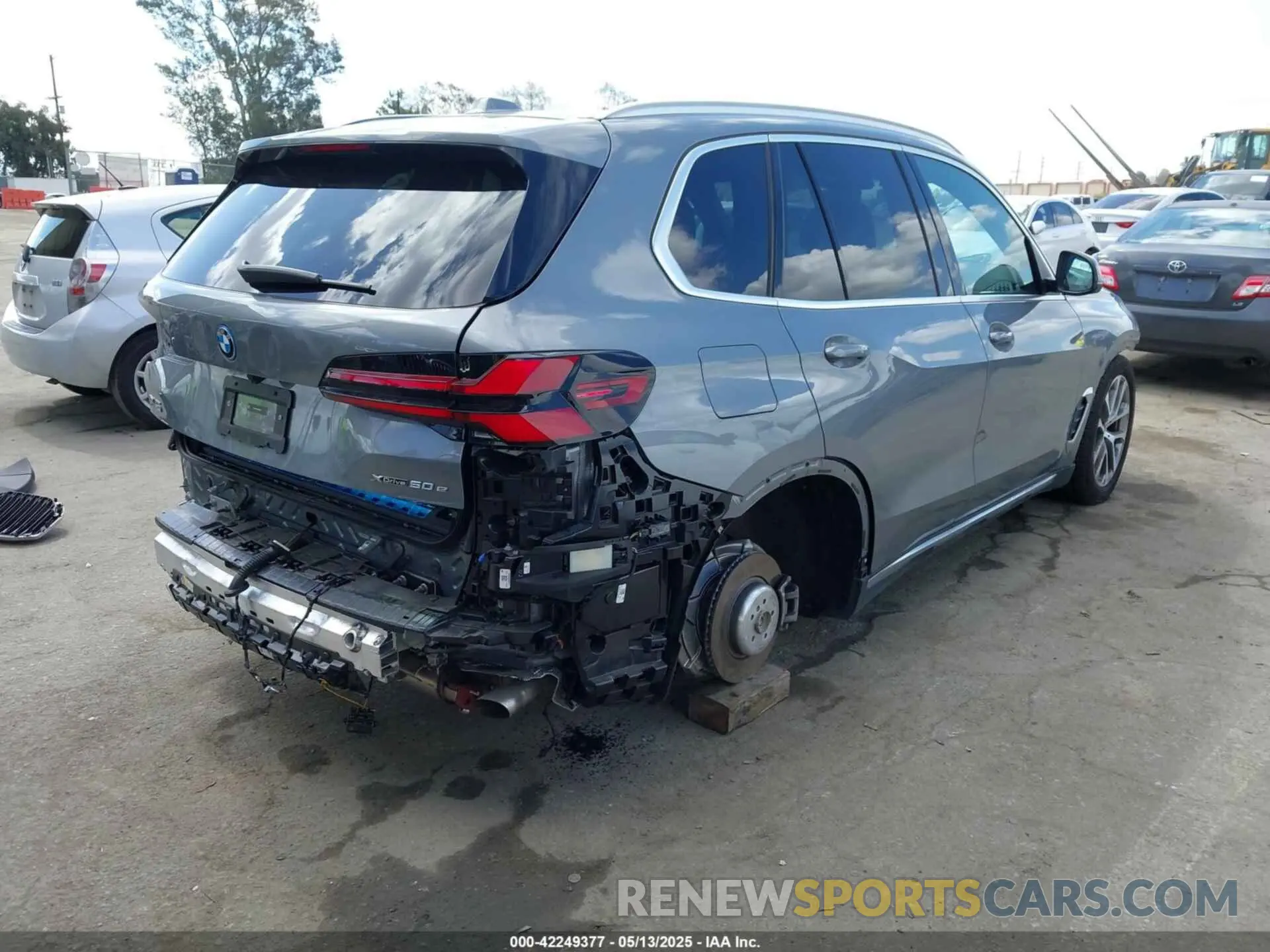 4 Photograph of a damaged car 5UX43EU05S9X93776 BMW X5 PHEV 2025