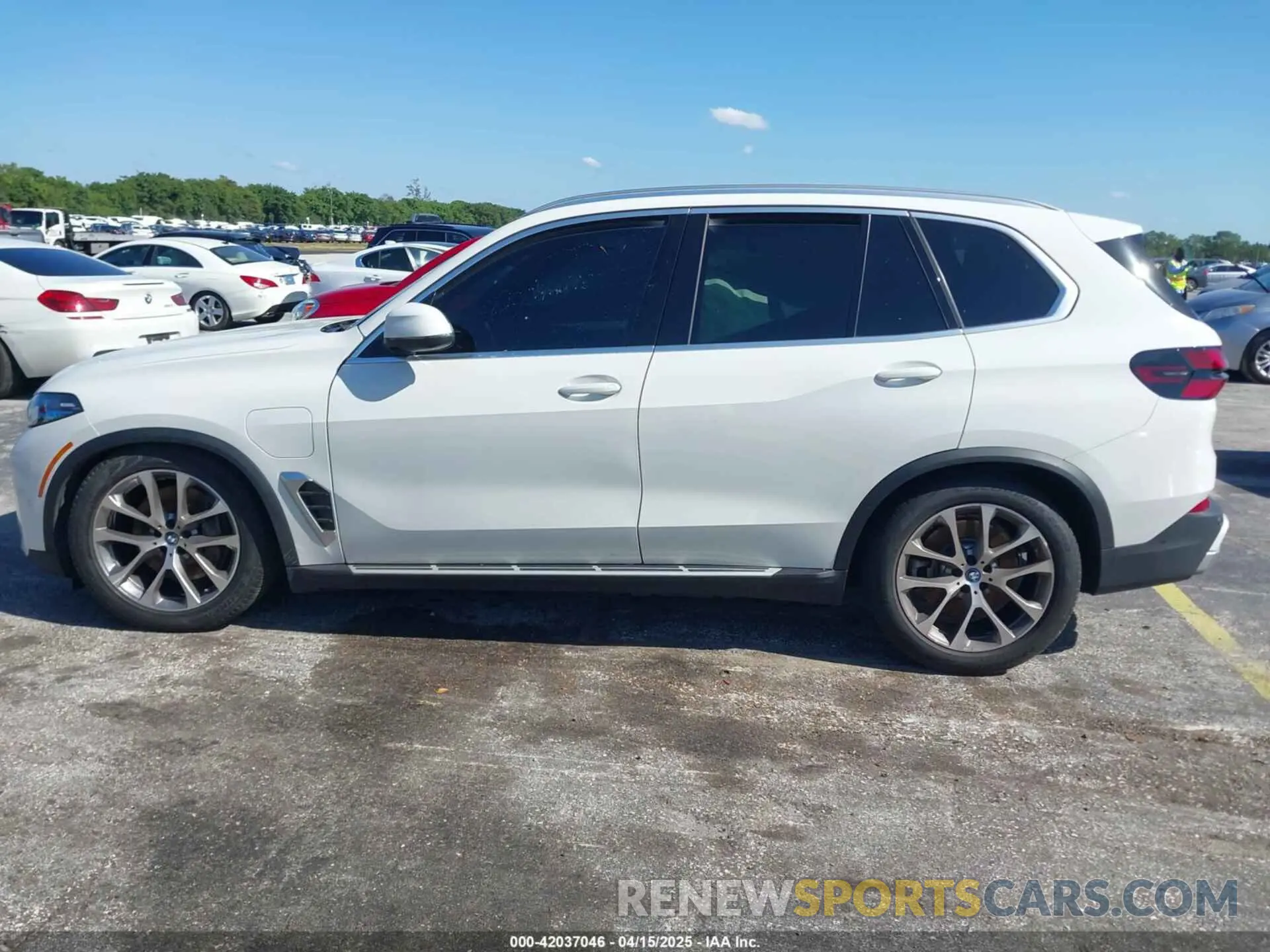 14 Photograph of a damaged car 5UX43EU05S9Y37291 BMW X5 PHEV 2025