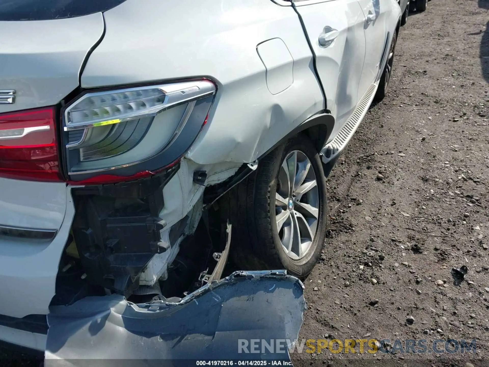 17 Photograph of a damaged car 5UXKU2C52K0Z64519 BMW X6 2019