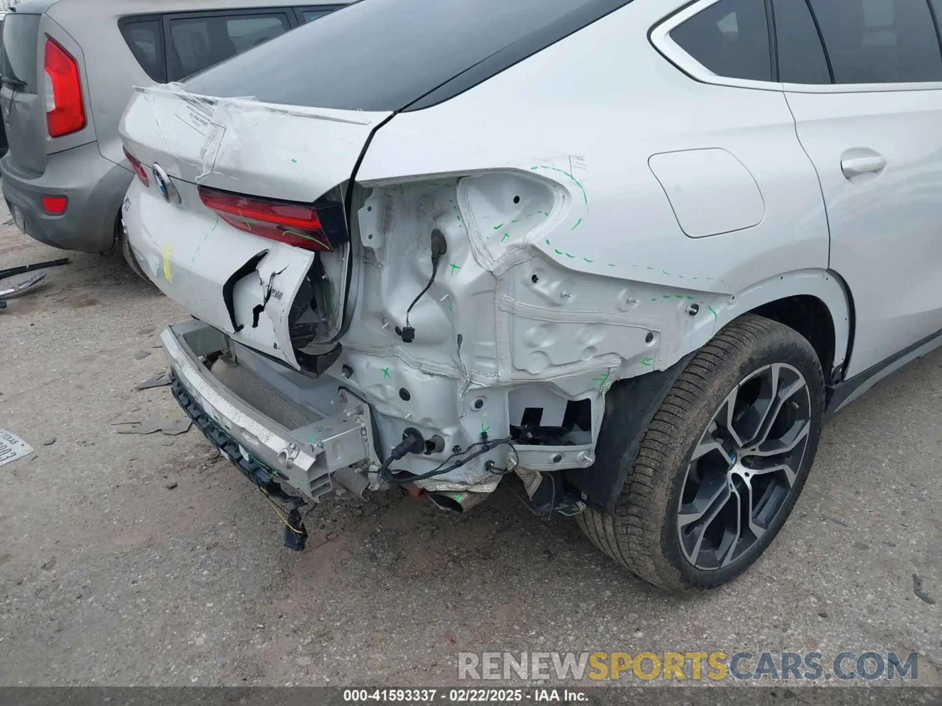 17 Photograph of a damaged car 5UXCY6C09L9C52142 BMW X6 2020