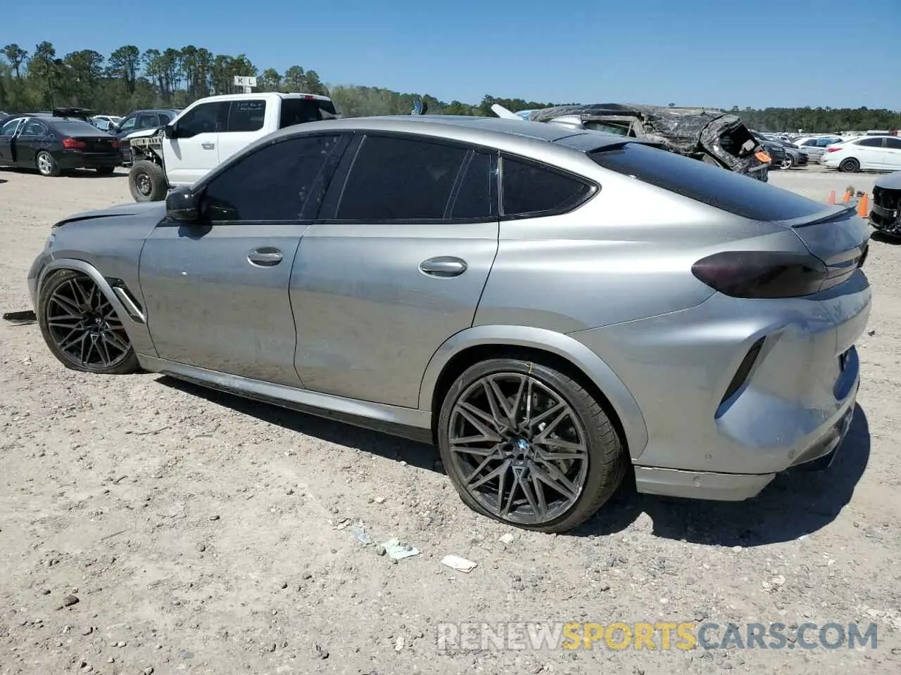 2 Photograph of a damaged car 5YMCY0C0XM9H99699 BMW X6 2021