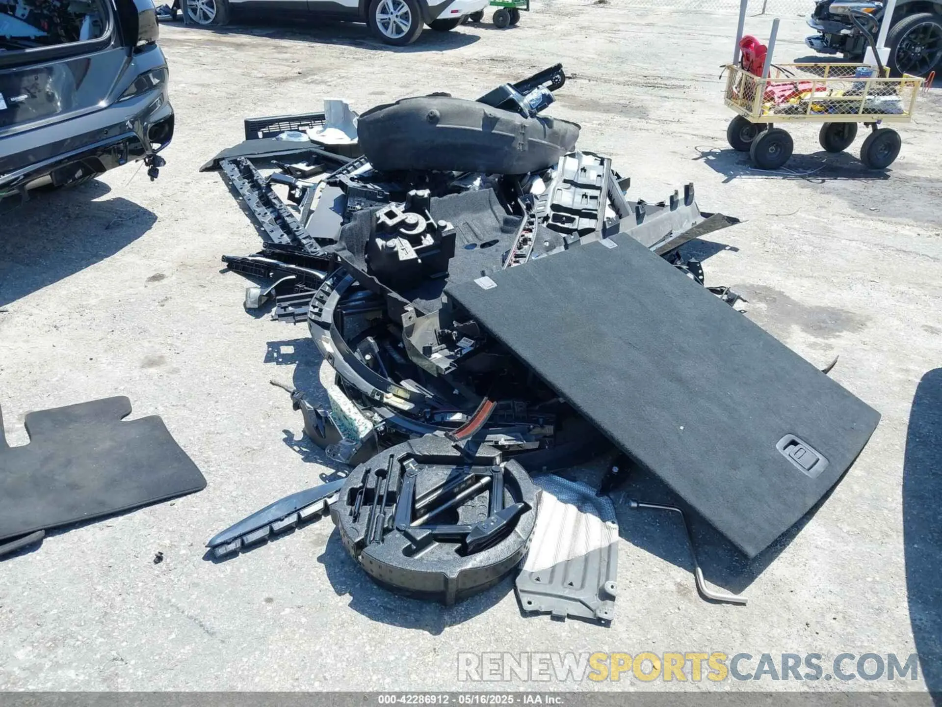 12 Photograph of a damaged car 5UXCY6C09N9L97438 BMW X6 2022