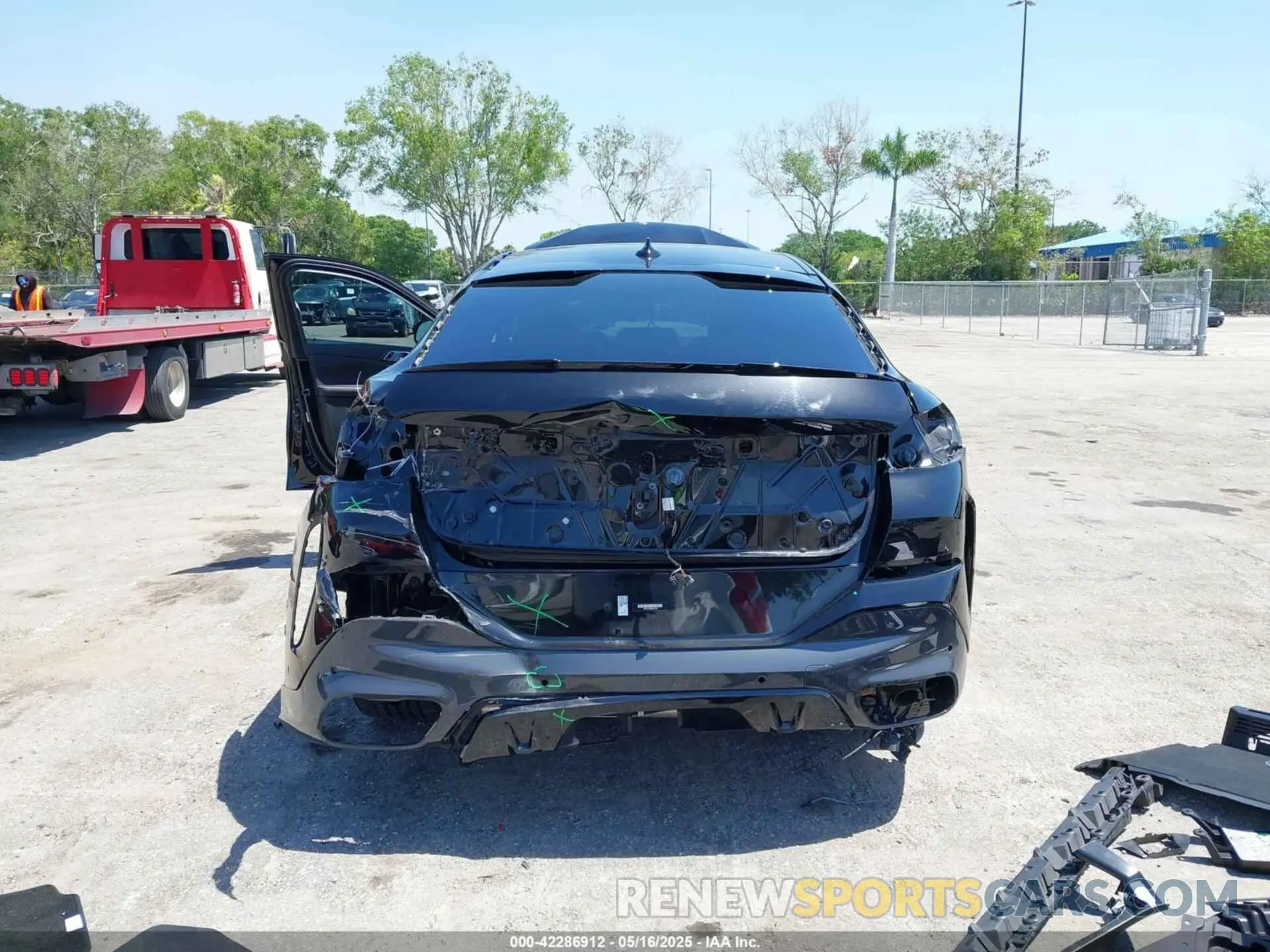 6 Photograph of a damaged car 5UXCY6C09N9L97438 BMW X6 2022