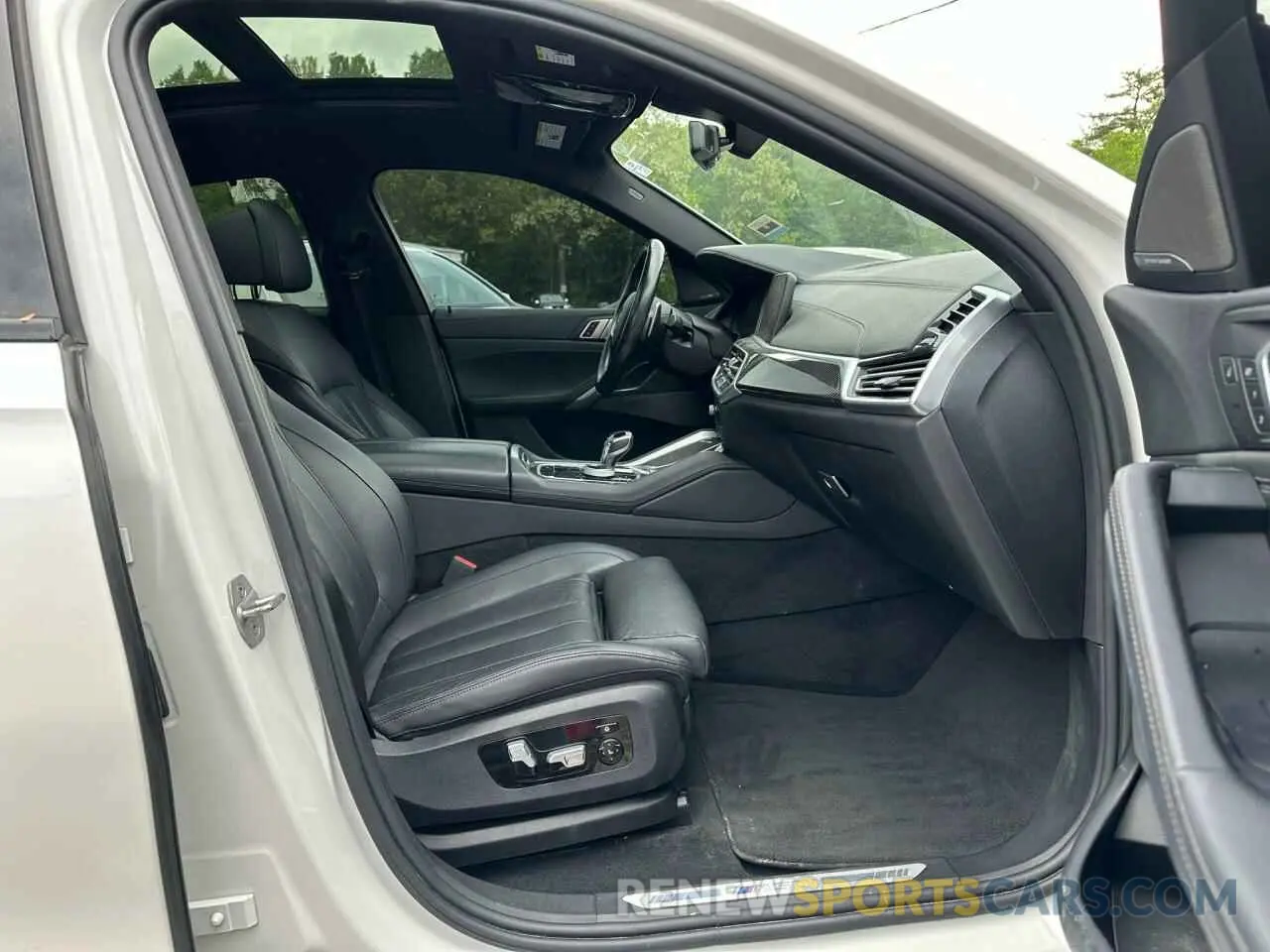 6 Photograph of a damaged car 5UXCY8C07N9J38801 BMW X6 2022