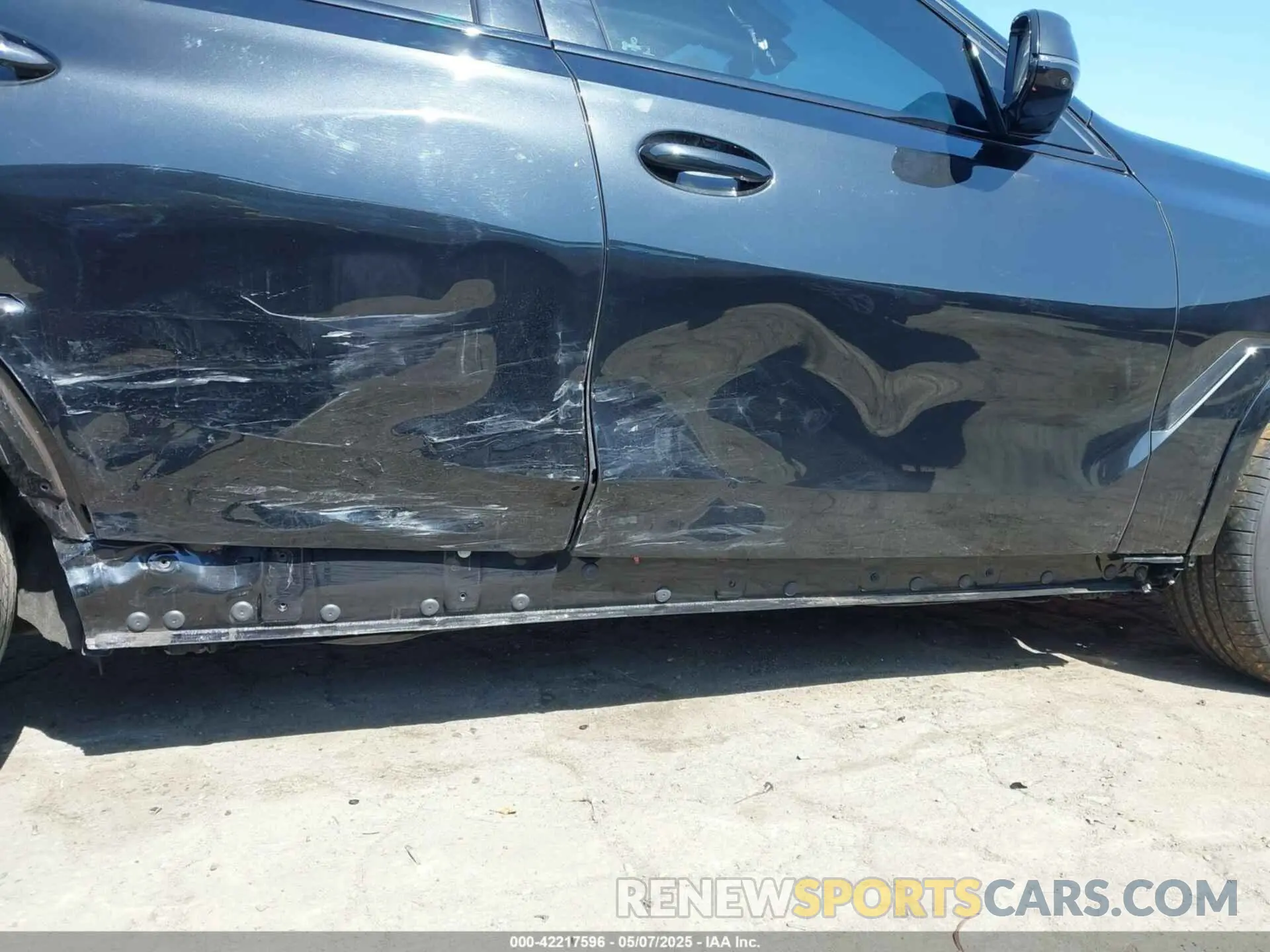 17 Photograph of a damaged car 5UX33EX09R9U76990 BMW X6 2024