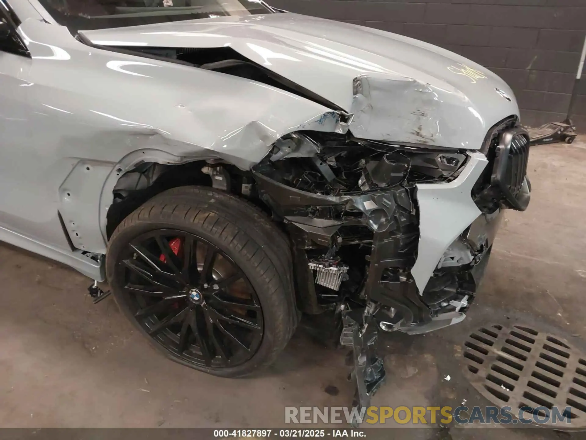 6 Photograph of a damaged car 5UX33EX04S9Z44291 BMW X6 2025