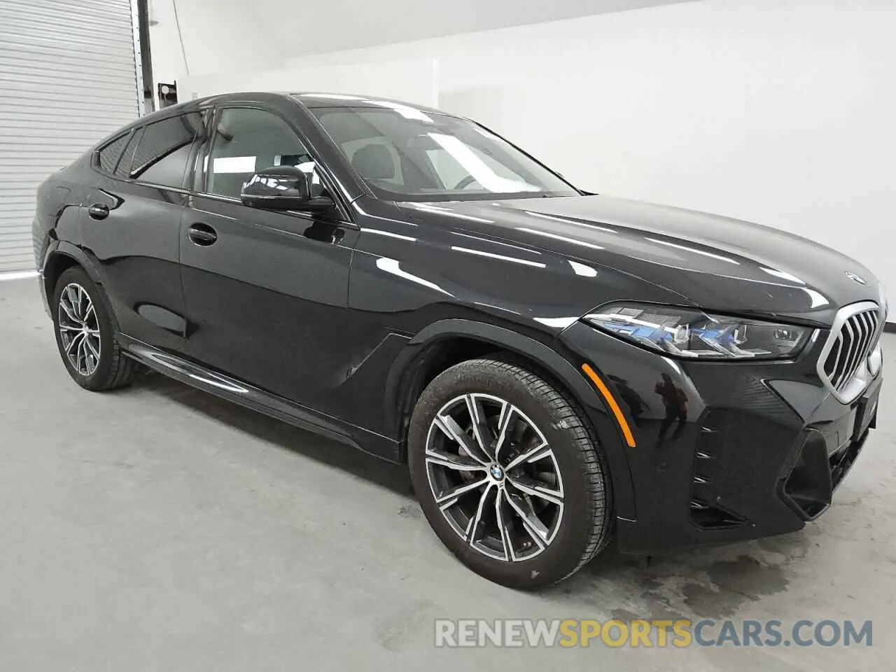 4 Photograph of a damaged car 5UX33EX05S9X14596 BMW X6 2025