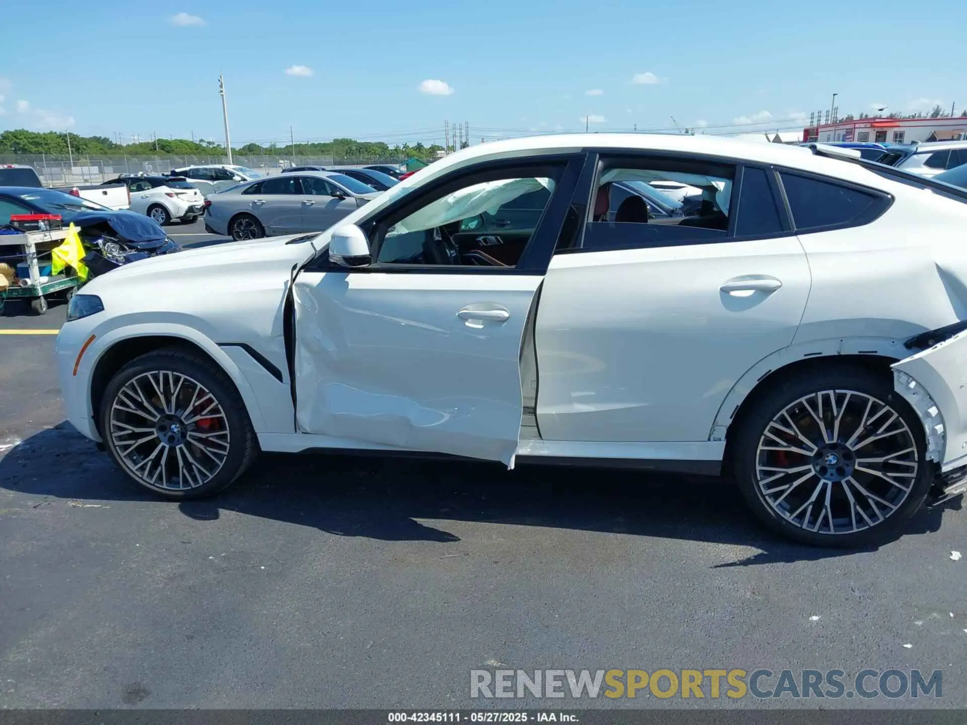 15 Photograph of a damaged car 5UX33EX08S9Y77470 BMW X6 2025