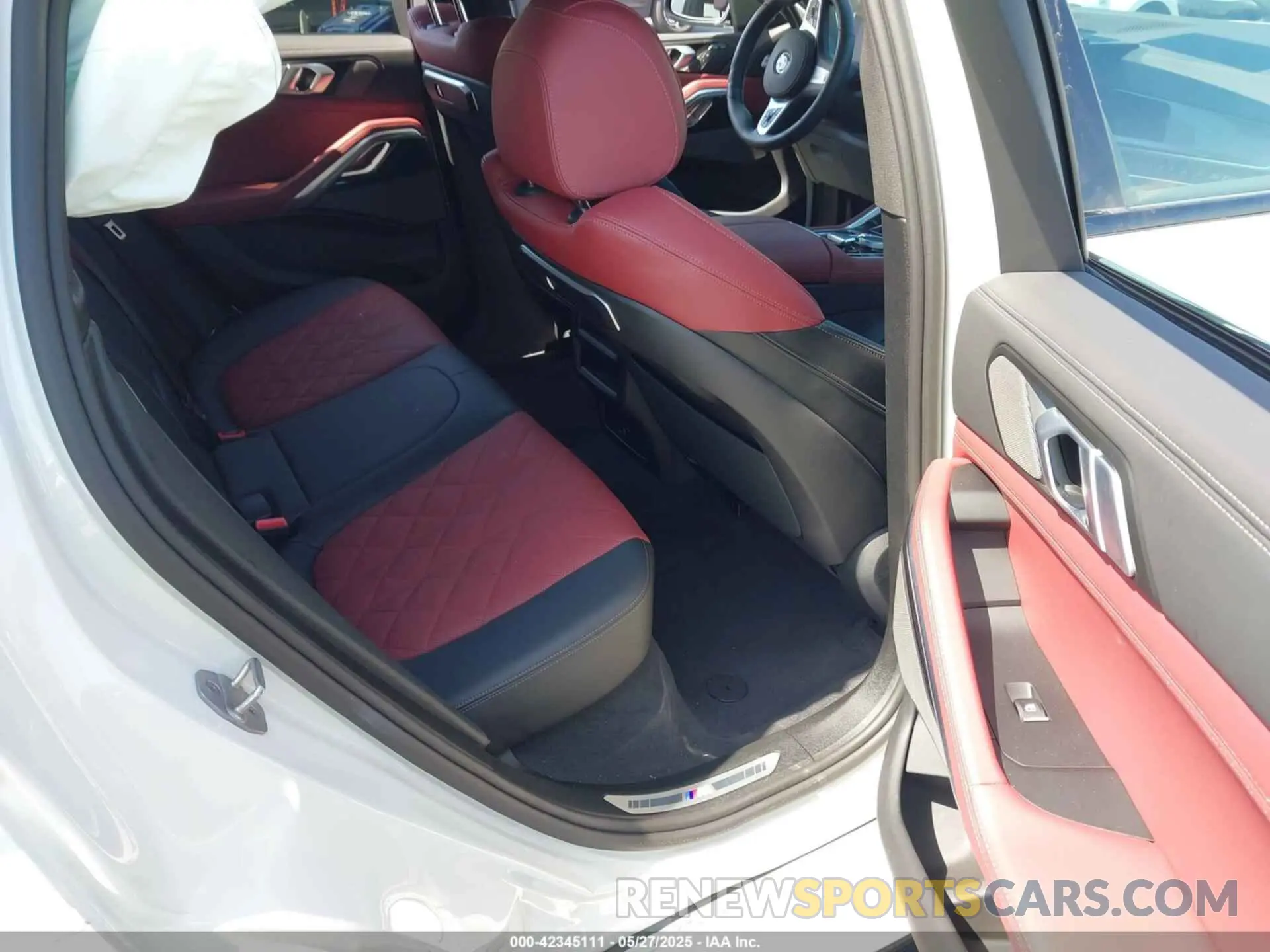 8 Photograph of a damaged car 5UX33EX08S9Y77470 BMW X6 2025