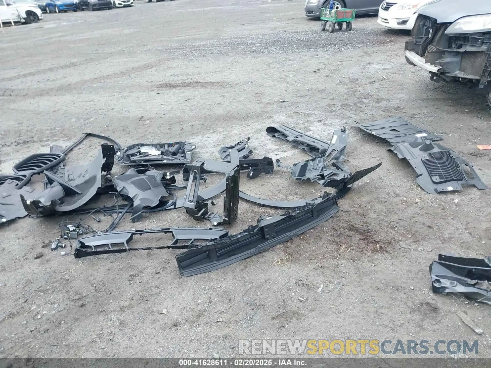 18 Photograph of a damaged car 5UX33EX09S9Y96495 BMW X6 2025