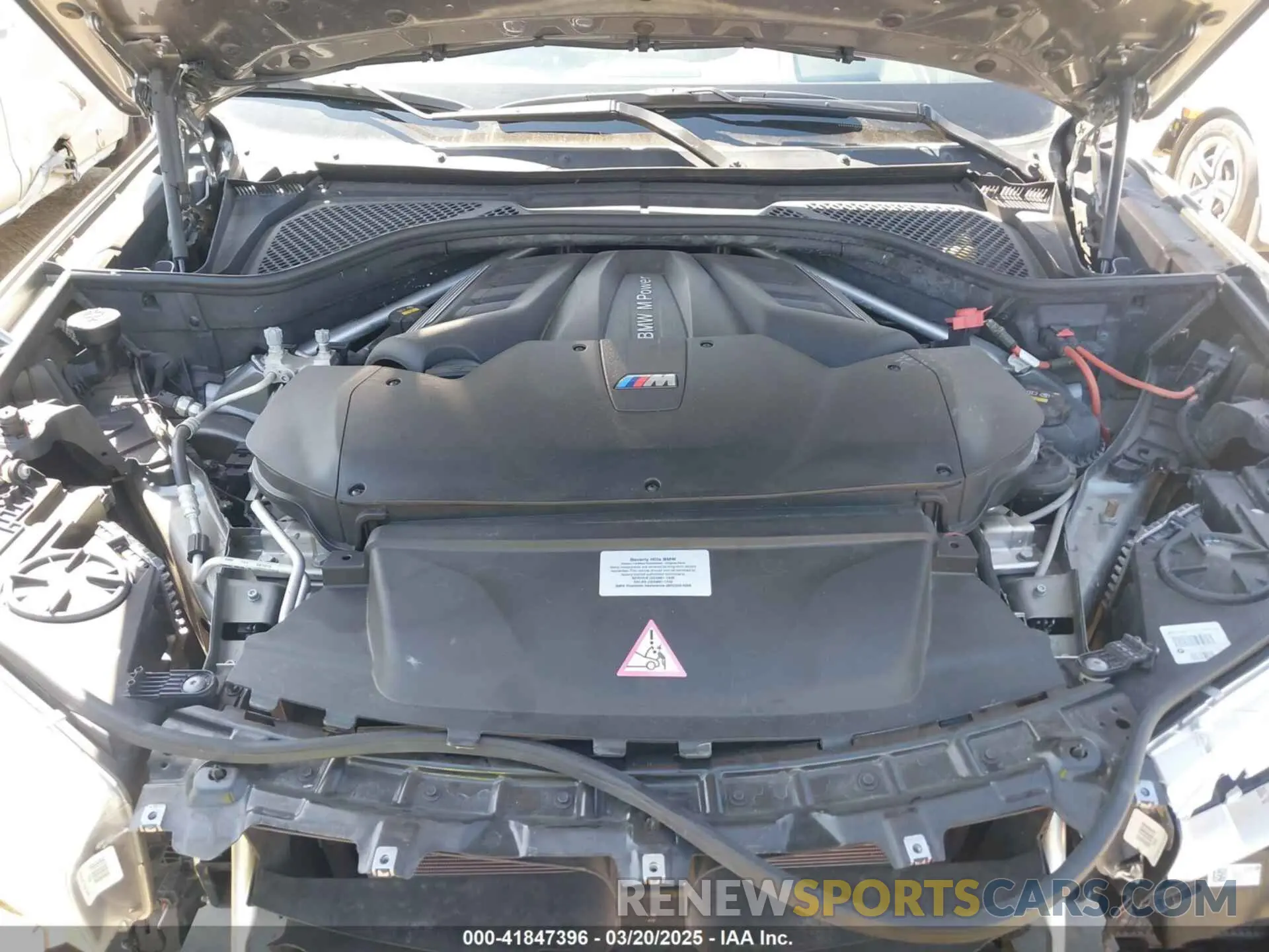 10 Photograph of a damaged car 5YMKW8C5XK0Y74895 BMW X6 M 2019