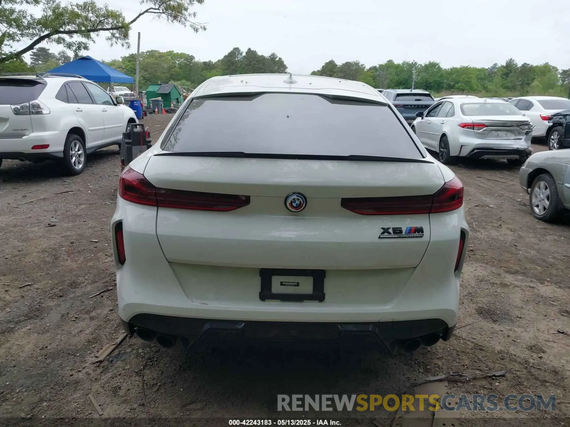 16 Photograph of a damaged car 5YMCY0C01P9R18239 BMW X6 M 2023