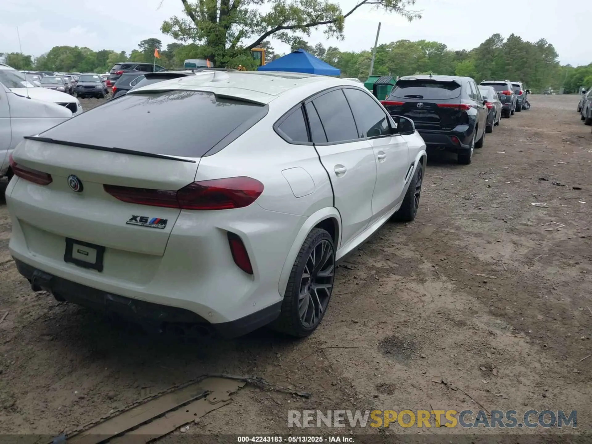 4 Photograph of a damaged car 5YMCY0C01P9R18239 BMW X6 M 2023