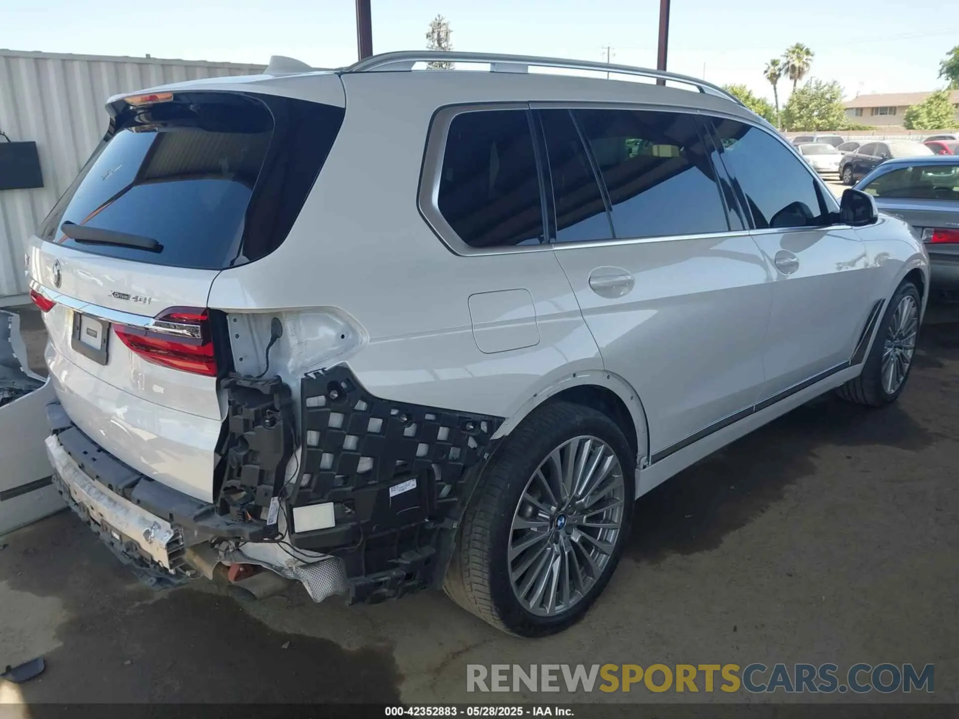 4 Photograph of a damaged car 5UXCW2C54KLB43471 BMW X7 2019