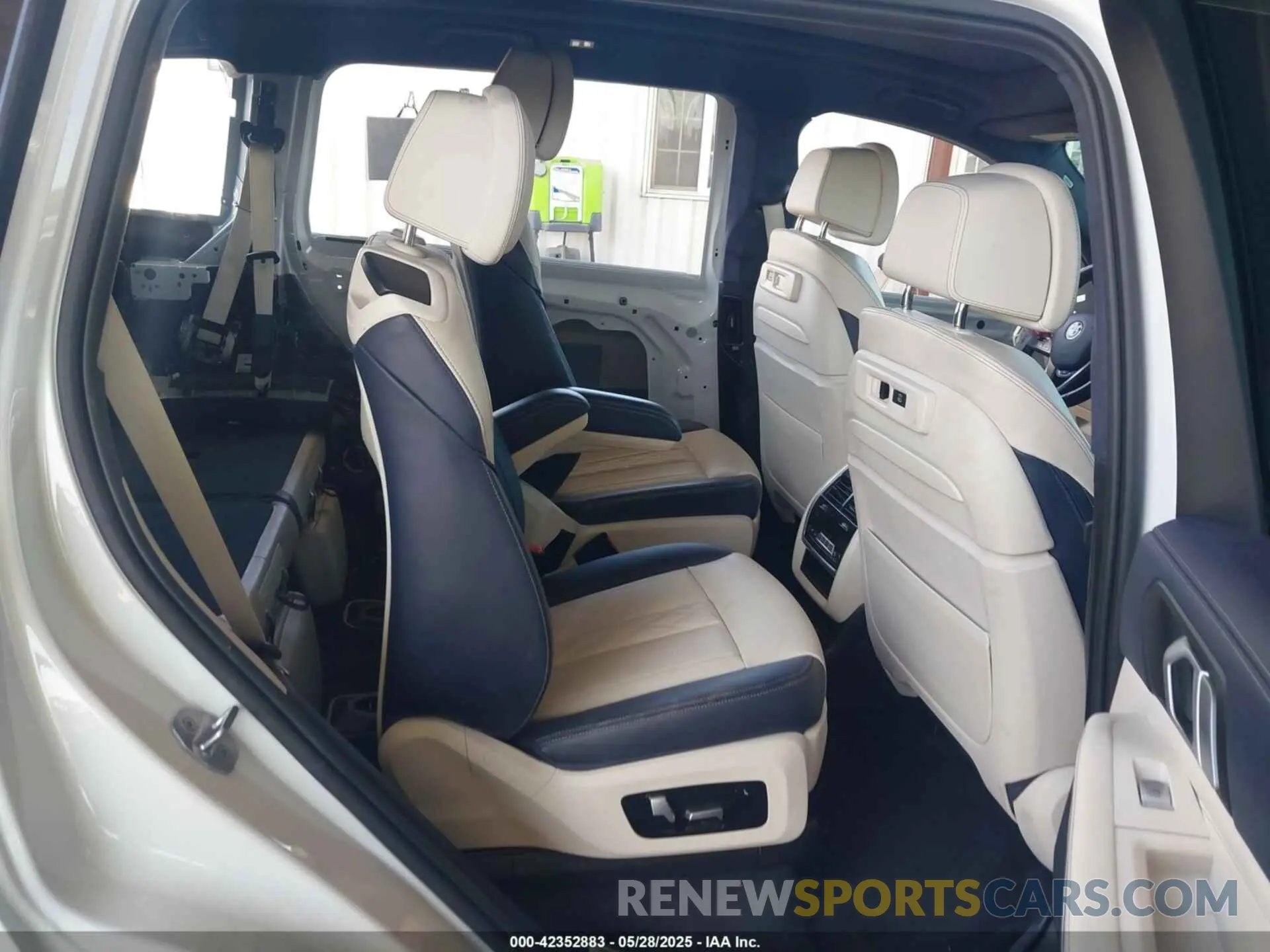 8 Photograph of a damaged car 5UXCW2C54KLB43471 BMW X7 2019