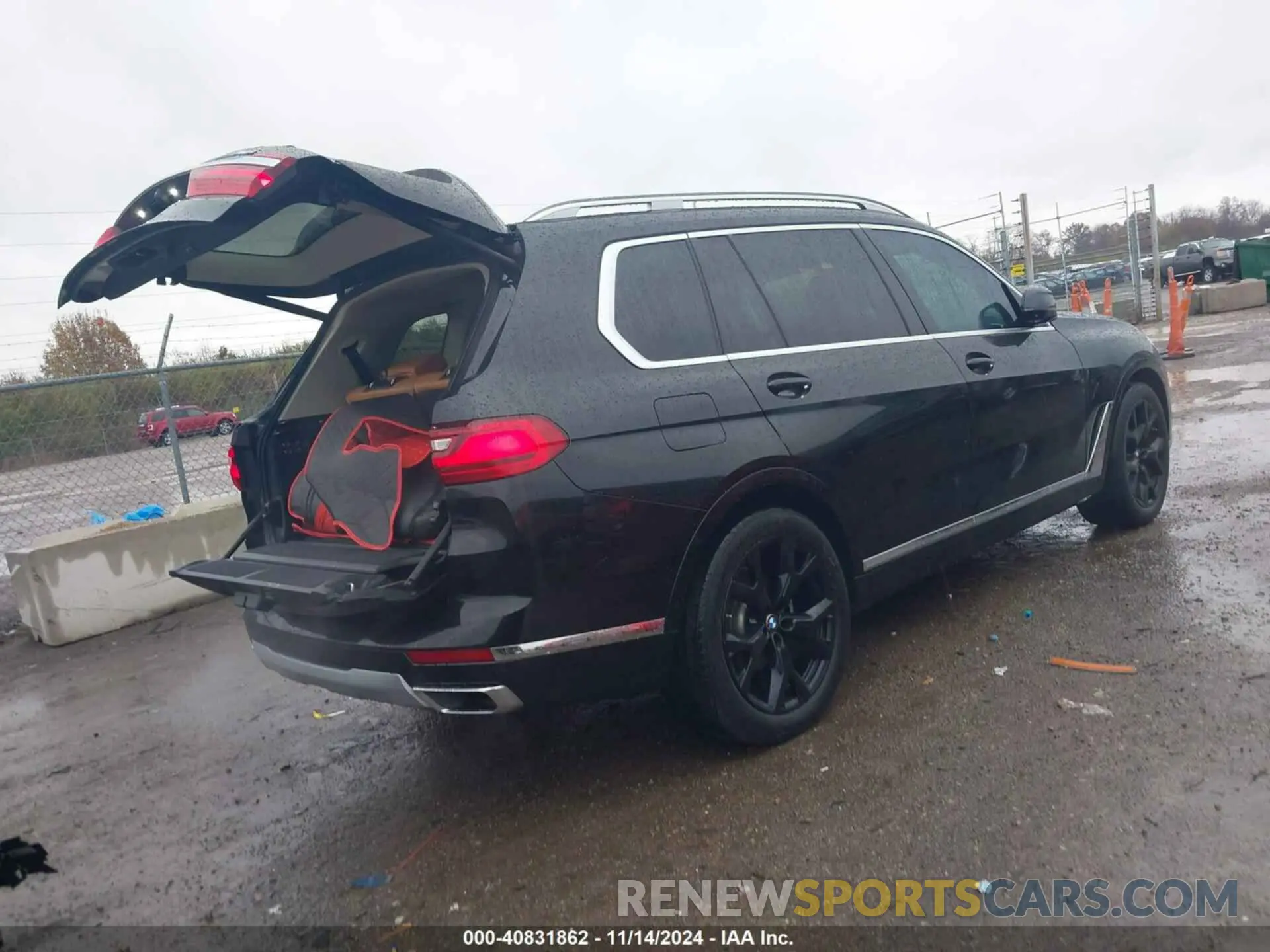 4 Photograph of a damaged car 5UXCW2C56KL081553 BMW X7 2019
