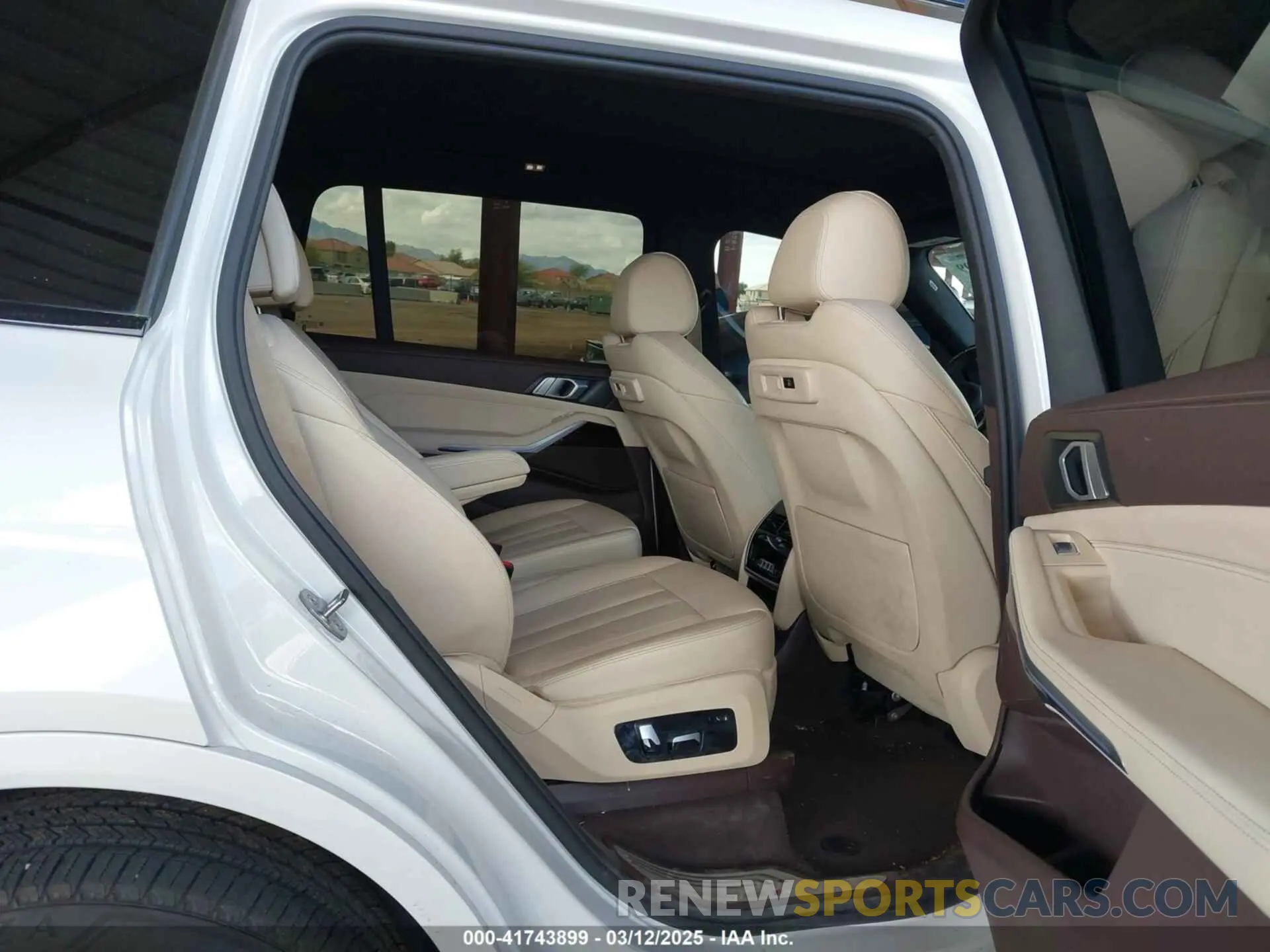 8 Photograph of a damaged car 5UXCW2C56KL083156 BMW X7 2019