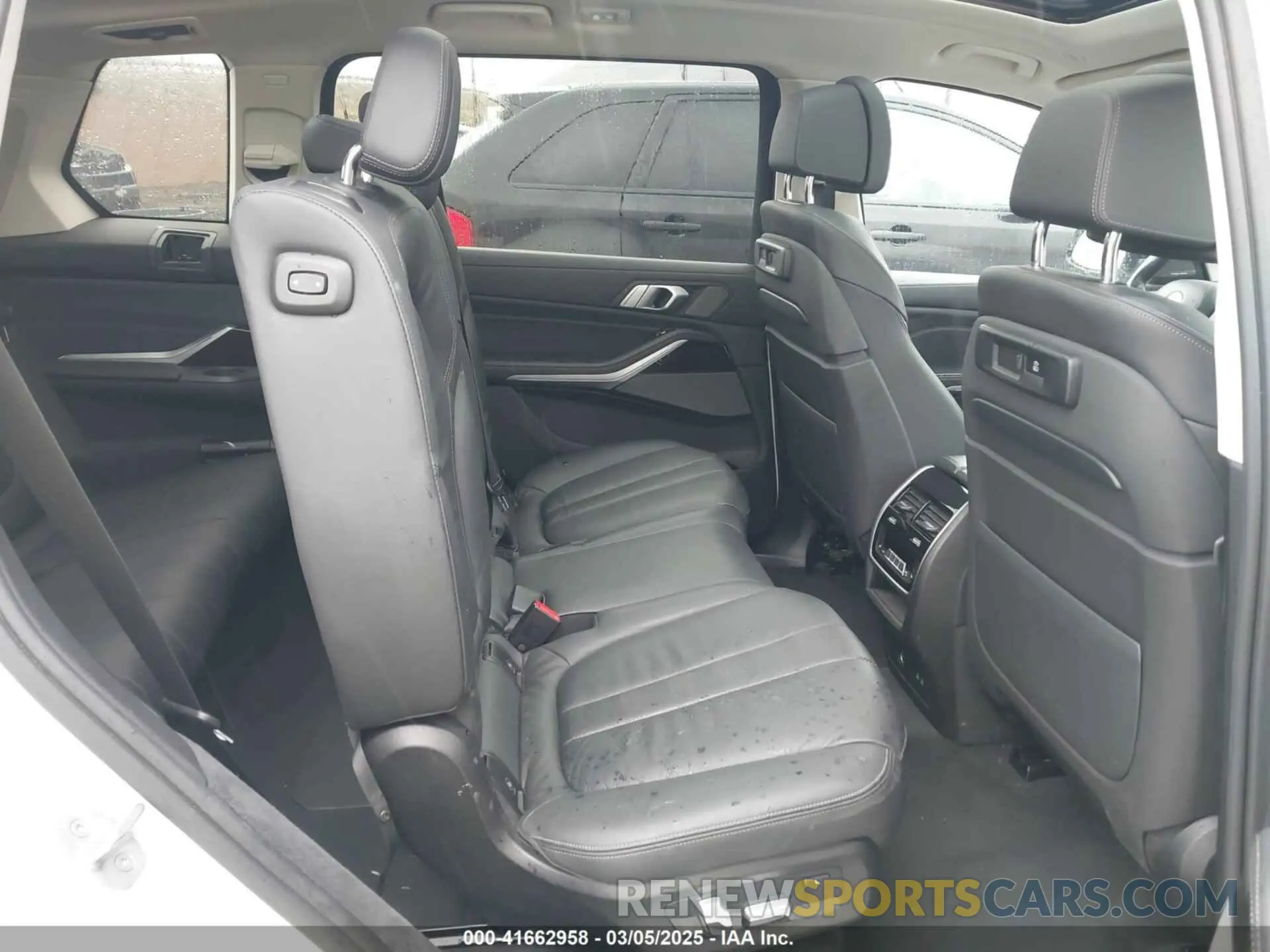 8 Photograph of a damaged car 5UXCW2C57KL084137 BMW X7 2019