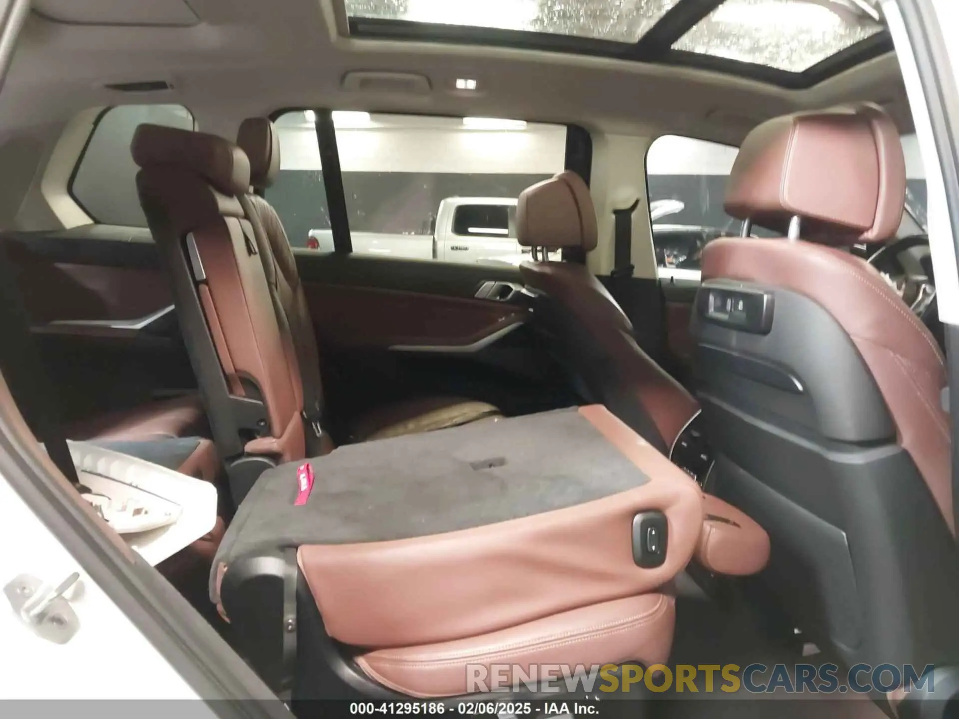 8 Photograph of a damaged car 5UXCW2C57KL089659 BMW X7 2019