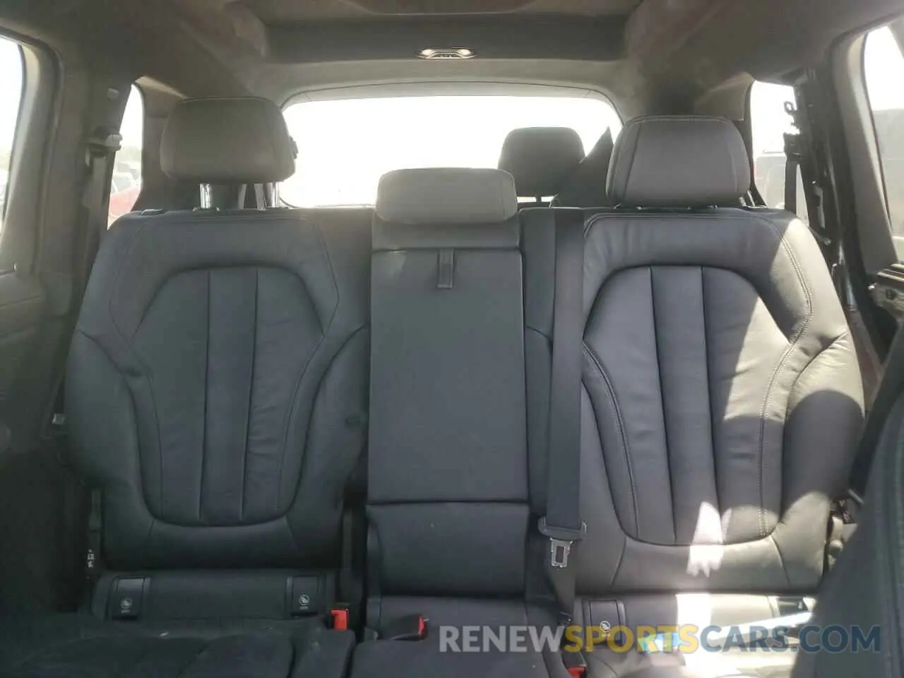 10 Photograph of a damaged car 5UXCW2C57KLB44100 BMW X7 2019