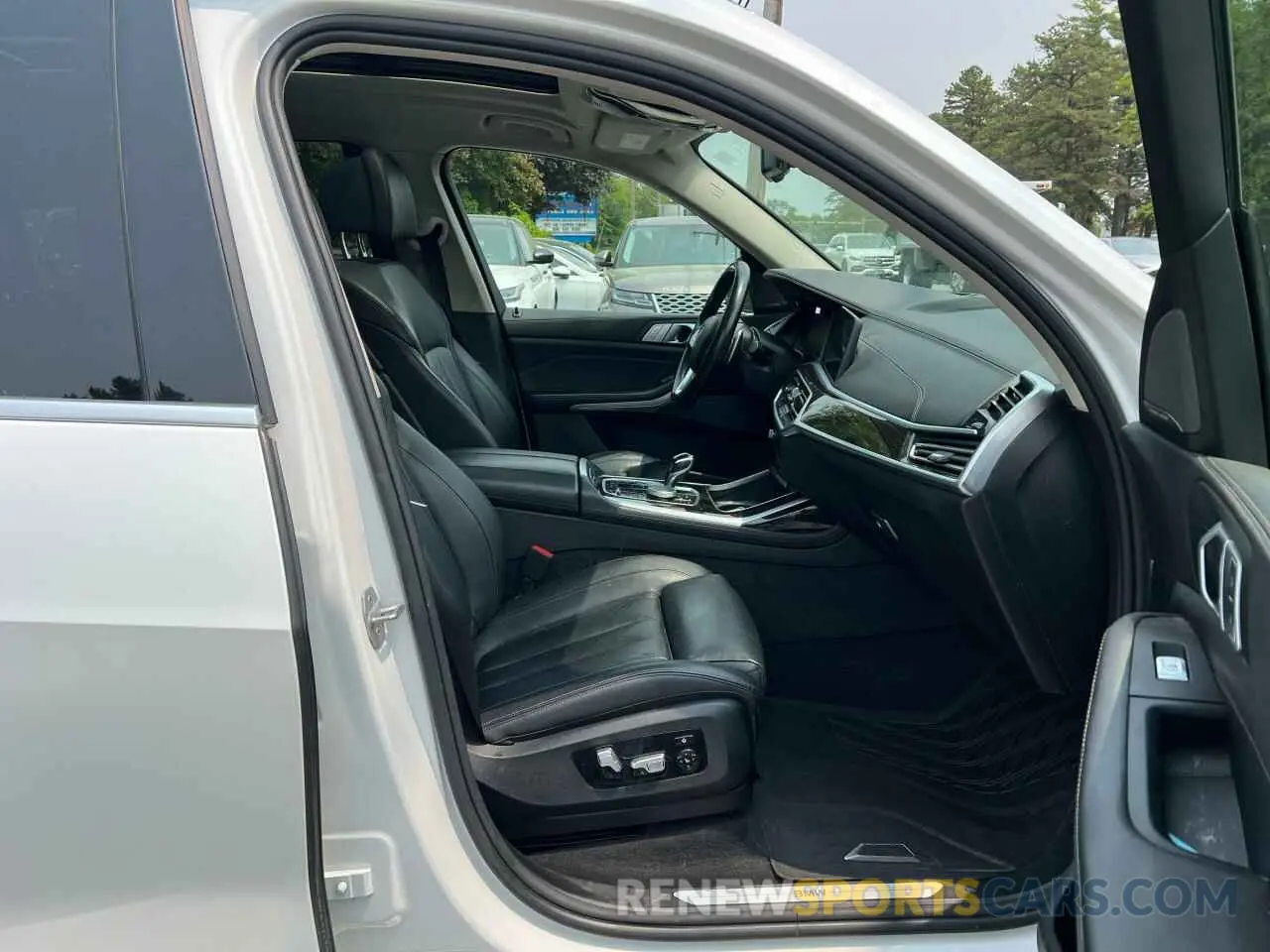5 Photograph of a damaged car 5UXCX4C55KLS38210 BMW X7 2019