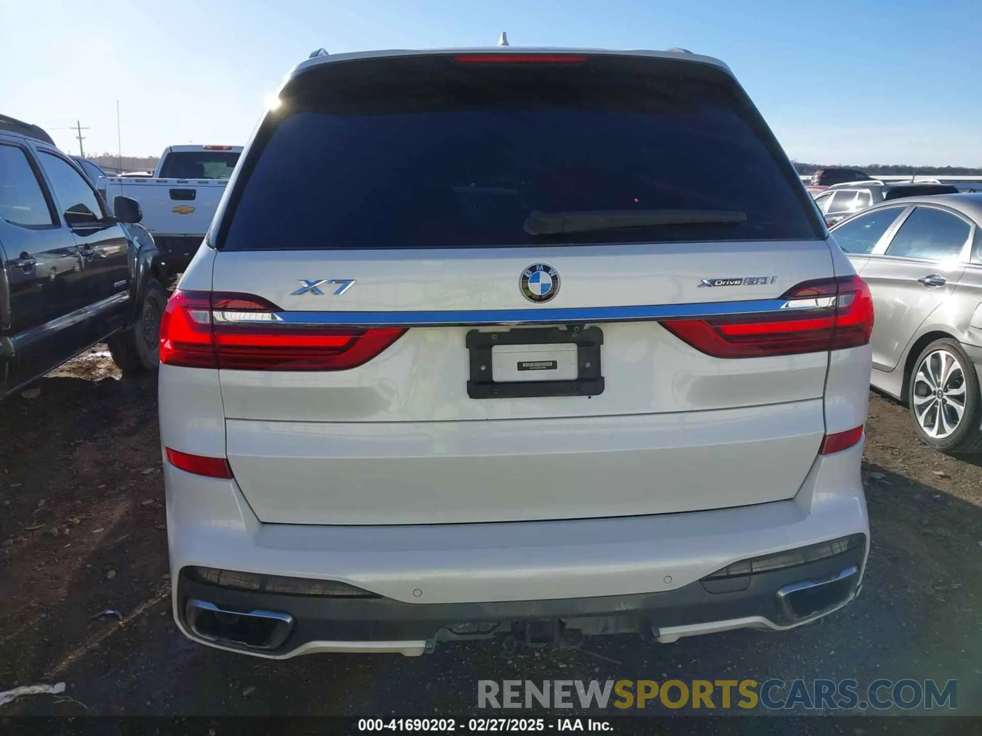 17 Photograph of a damaged car 5UXCX4C58KLS35656 BMW X7 2019