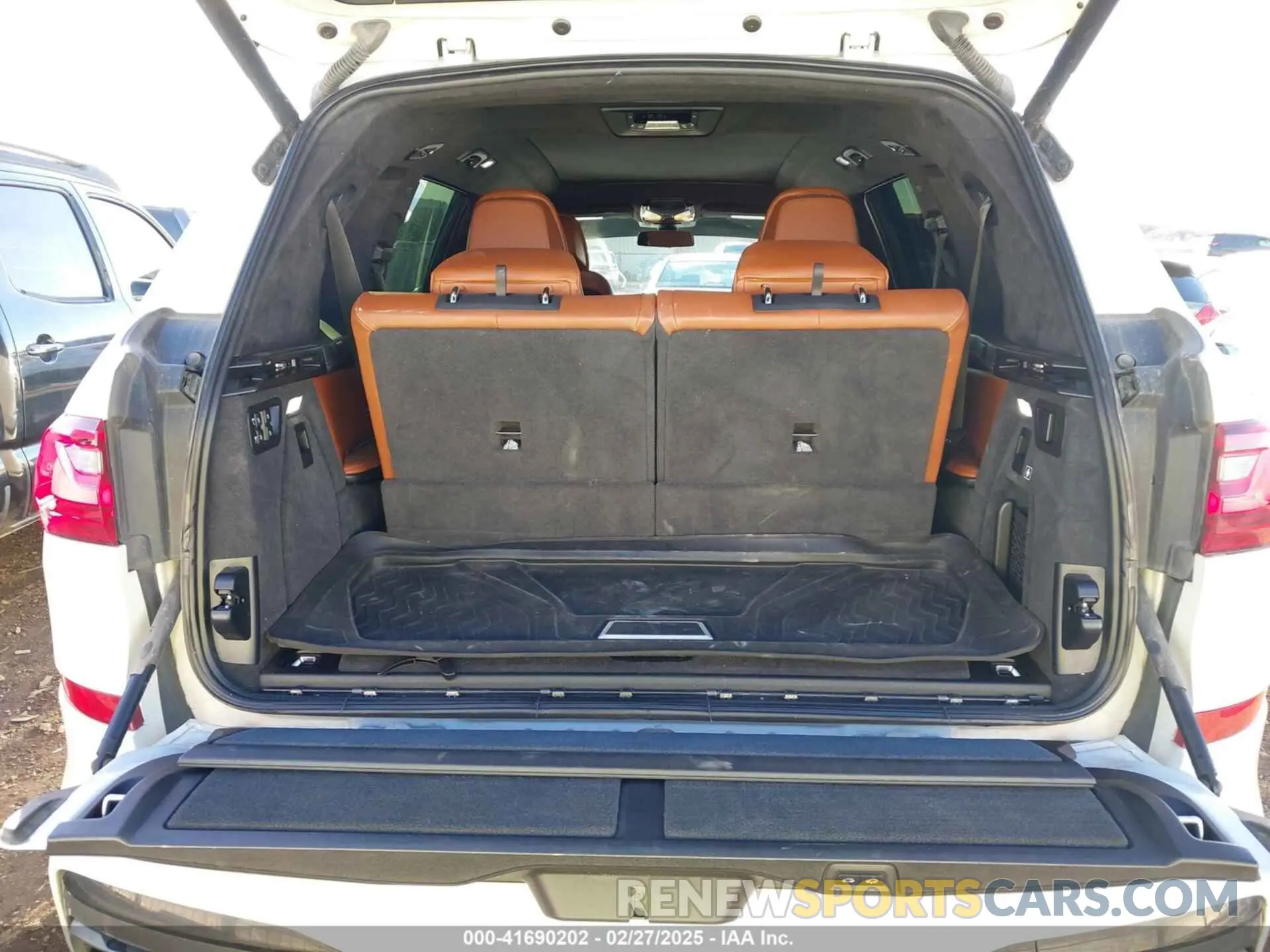 18 Photograph of a damaged car 5UXCX4C58KLS35656 BMW X7 2019