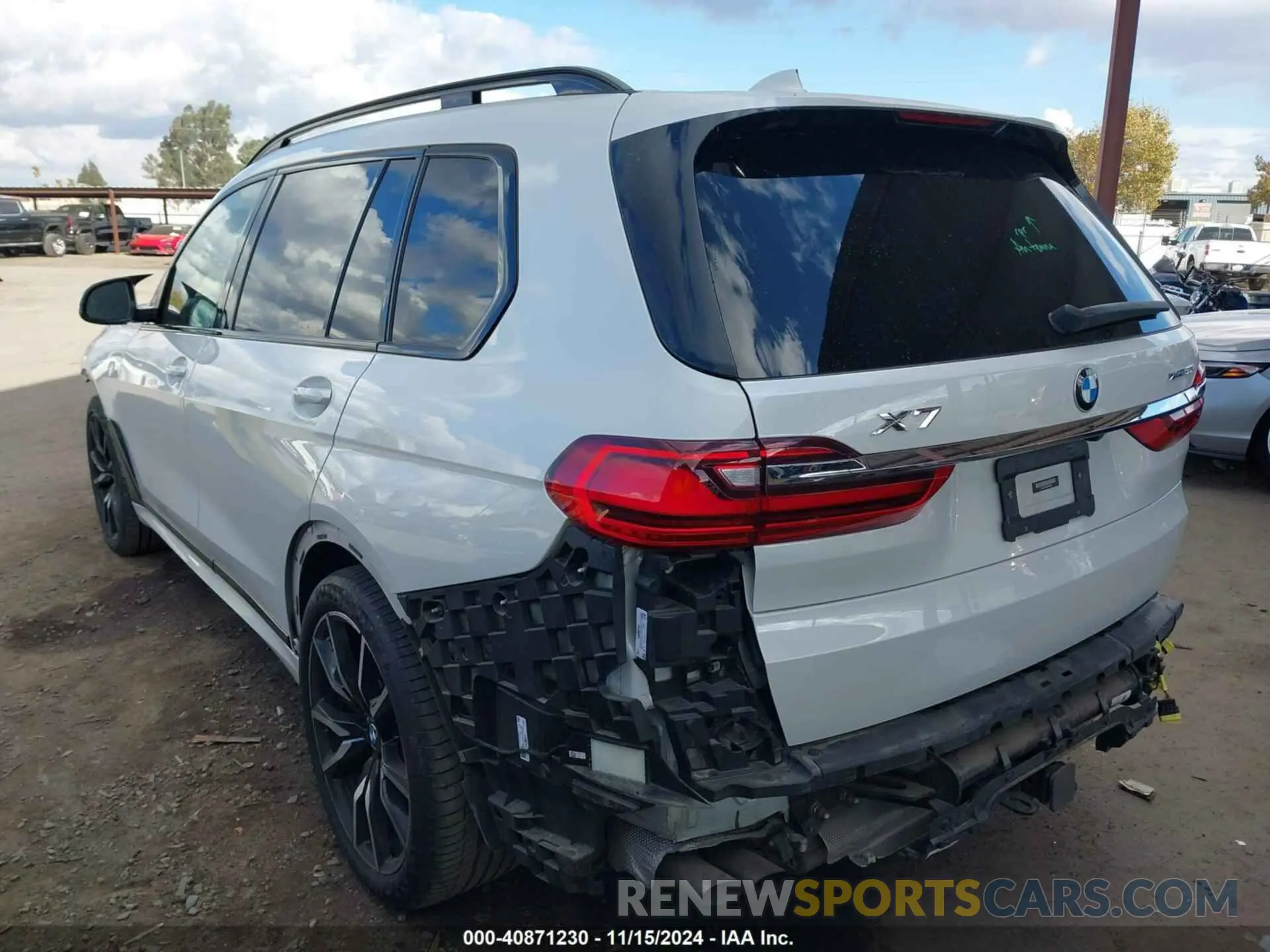 3 Photograph of a damaged car 5UXCX4C58KLS36628 BMW X7 2019