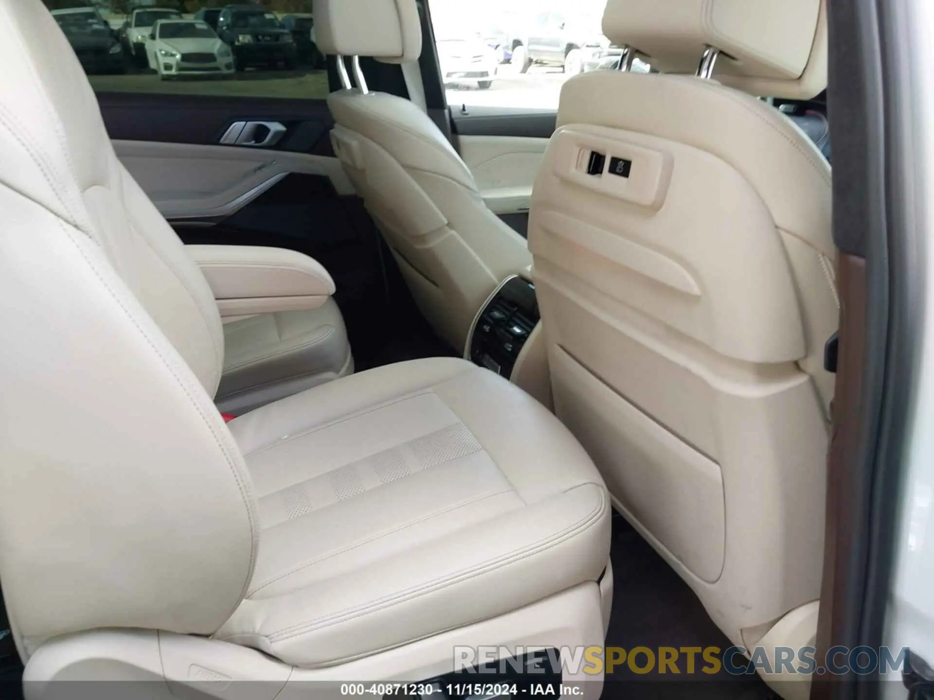 8 Photograph of a damaged car 5UXCX4C58KLS36628 BMW X7 2019